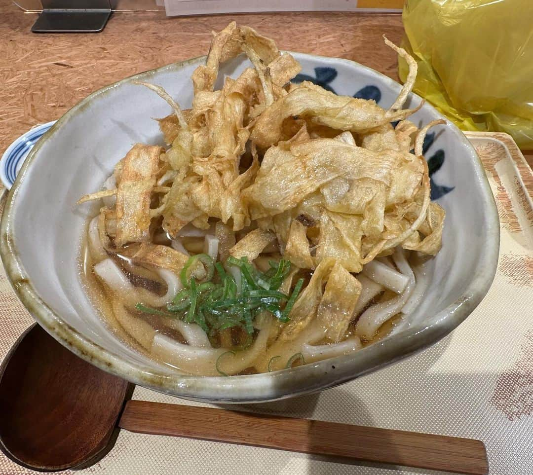 やふさんのインスタグラム写真 - (やふInstagram)「そして立川駅に戻って改札内のお店で食べた武蔵野うどん、これ最高でした。芸術的ごぼ天、アッチアチの汁、手打ち感あふれる固めで太い手打ち麺。絶対また行きたいお店です。 . #うどん #武蔵野うどん #ごぼう天うどん」12月7日 16時51分 - kyafy