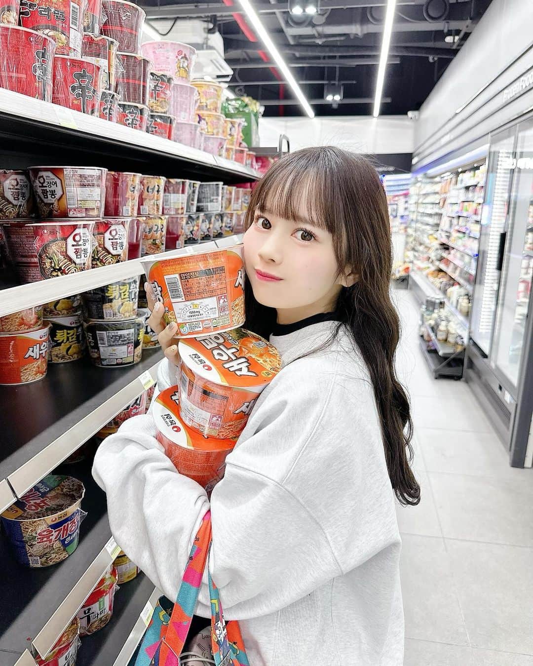 近藤沙瑛子さんのインスタグラム写真 - (近藤沙瑛子Instagram)「韓国のコンビニ🇰🇷 このラーメンすきすぎて自分用にいっぱい買った🍜」12月7日 16時51分 - saekondo_inu