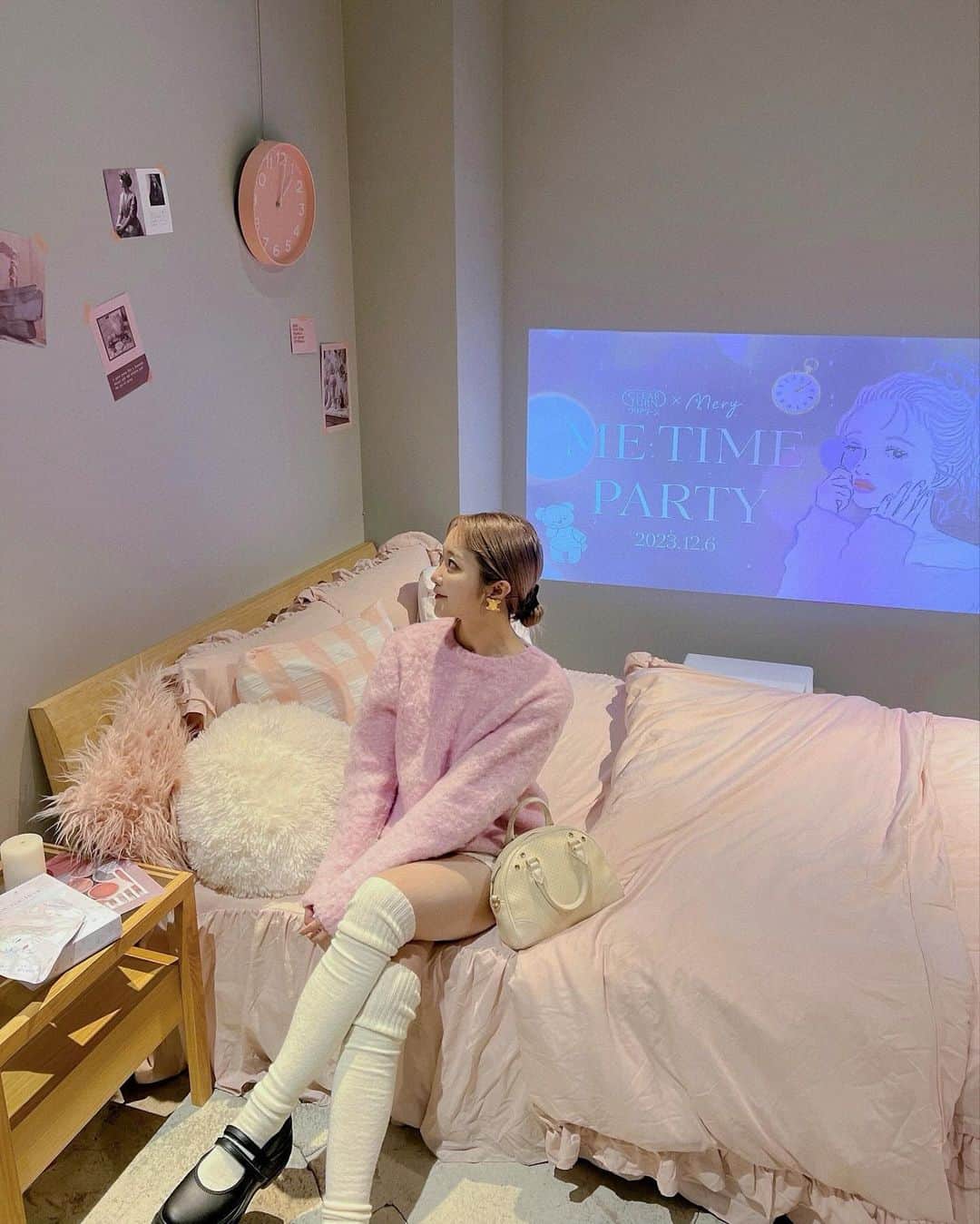 中島絢乃さんのインスタグラム写真 - (中島絢乃Instagram)「🐏🎀🛏️  .  CLEAR TURN × MERY(@mery.jp )の 「ME TIME」 PARTYにご招待いただきました🐏  クリアターンのシートマスクのイメージで ピンク白のコーデで行ったら 会場とだいぶ馴染んじゃった😃♡♡  今回もおしゃれなワークショップがあって ソイワックスキャンドルを作ったり、 ドリンクにステッカーでデコレーションしたり、 どれもとっても楽しかったです🤤🥀🕯️  キャンドル作り、2人とも センスなさすぎて笑いました🤣 無事できて良かった🫶  .  このクリアターンのフェイスマスクは 以前も使ったことのあるお気に入り🫶  色々な肌悩みに合うマスクがあるので その日のお肌を見て使い分けられるよ🙆‍♀️✨ 7枚なので、旅行に持って行くにも ぴったりな枚数でいいよね！  .  診断を受けたら、まだ使ったことのない ＂テカリ源治＂が合うとのことだったので これから使ってみようと思います💖 (その時の動画入れました🙆)  〰〰〰️〰 #クリアターン  #シートマスク  #クリアターン_METIME」12月7日 16時51分 - nakajima_ayano