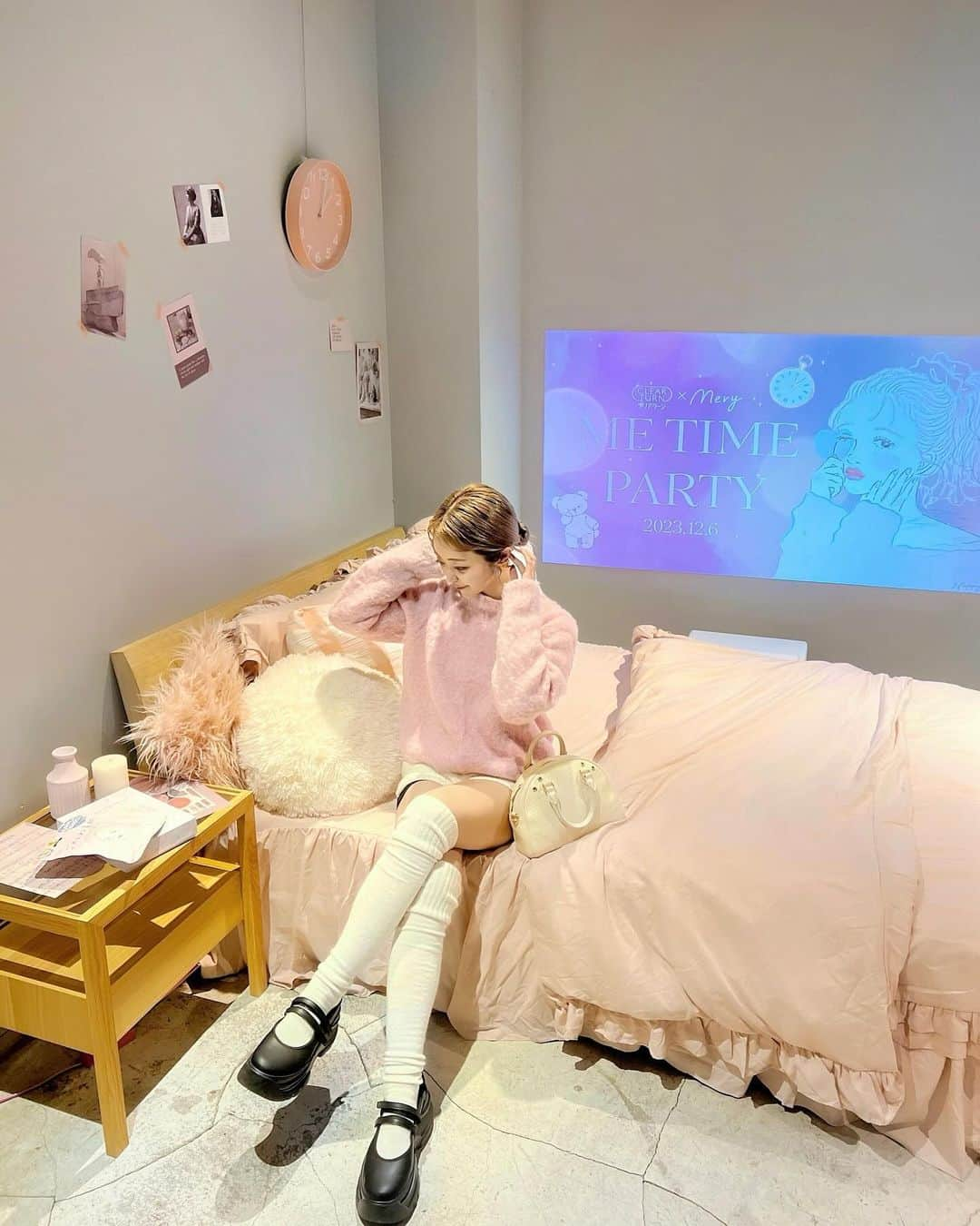 中島絢乃のインスタグラム：「🐏🎀🛏️  .  CLEAR TURN × MERY(@mery.jp )の 「ME TIME」 PARTYにご招待いただきました🐏  クリアターンのシートマスクのイメージで ピンク白のコーデで行ったら 会場とだいぶ馴染んじゃった😃♡♡  今回もおしゃれなワークショップがあって ソイワックスキャンドルを作ったり、 ドリンクにステッカーでデコレーションしたり、 どれもとっても楽しかったです🤤🥀🕯️  キャンドル作り、2人とも センスなさすぎて笑いました🤣 無事できて良かった🫶  .  このクリアターンのフェイスマスクは 以前も使ったことのあるお気に入り🫶  色々な肌悩みに合うマスクがあるので その日のお肌を見て使い分けられるよ🙆‍♀️✨ 7枚なので、旅行に持って行くにも ぴったりな枚数でいいよね！  .  診断を受けたら、まだ使ったことのない ＂テカリ源治＂が合うとのことだったので これから使ってみようと思います💖 (その時の動画入れました🙆)  〰〰〰️〰 #クリアターン  #シートマスク  #クリアターン_METIME」