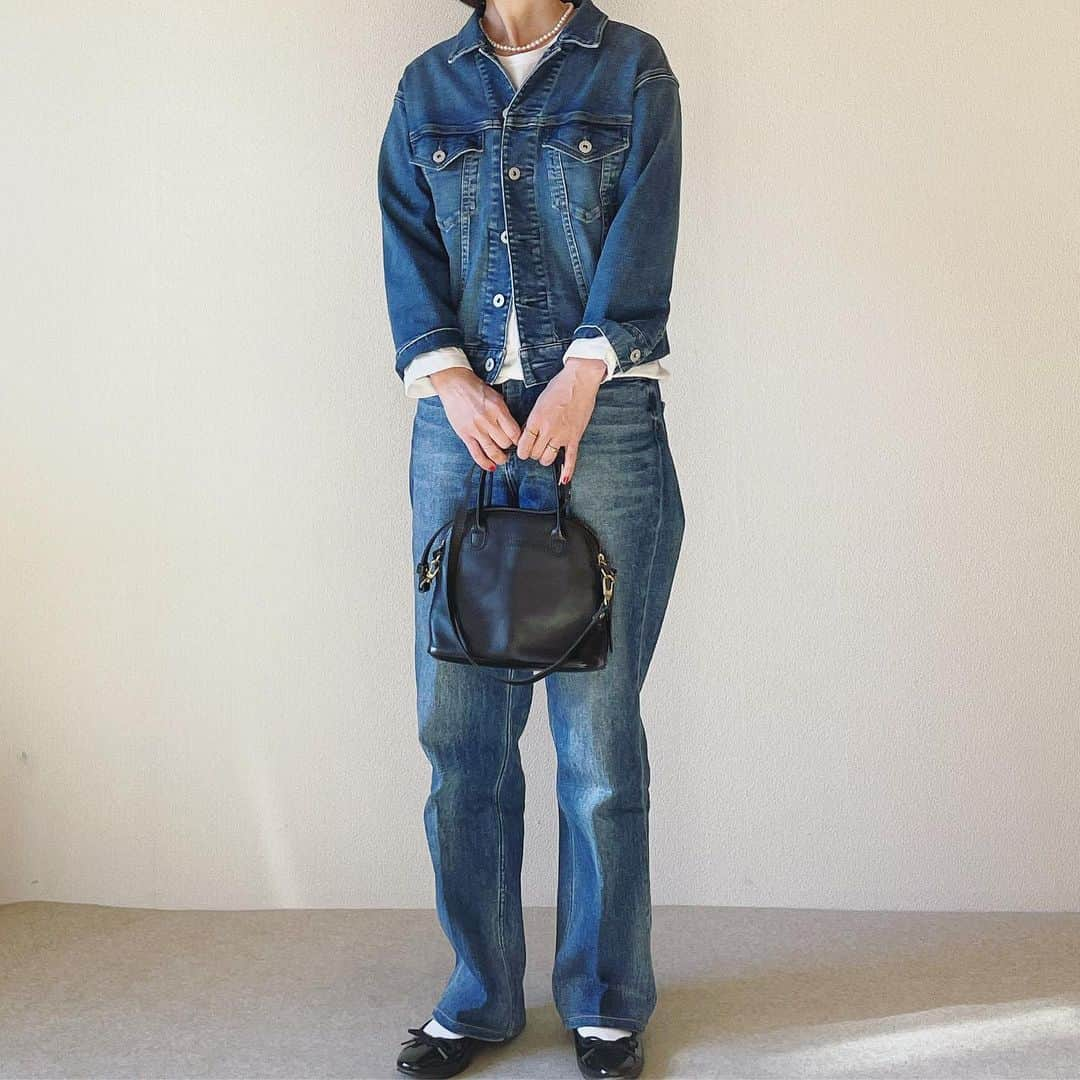 canariaのインスタグラム：「_  デニムオンデニム 白がポイント  tops #gap denim jacket #canaria_style denim #healthydenim  shoes #amiami bag #hayni necklace #canariaaccessory   #アラフィフファッション #50代ファッション #デニムコーデ #大人カジュアル #canariacoordinates」