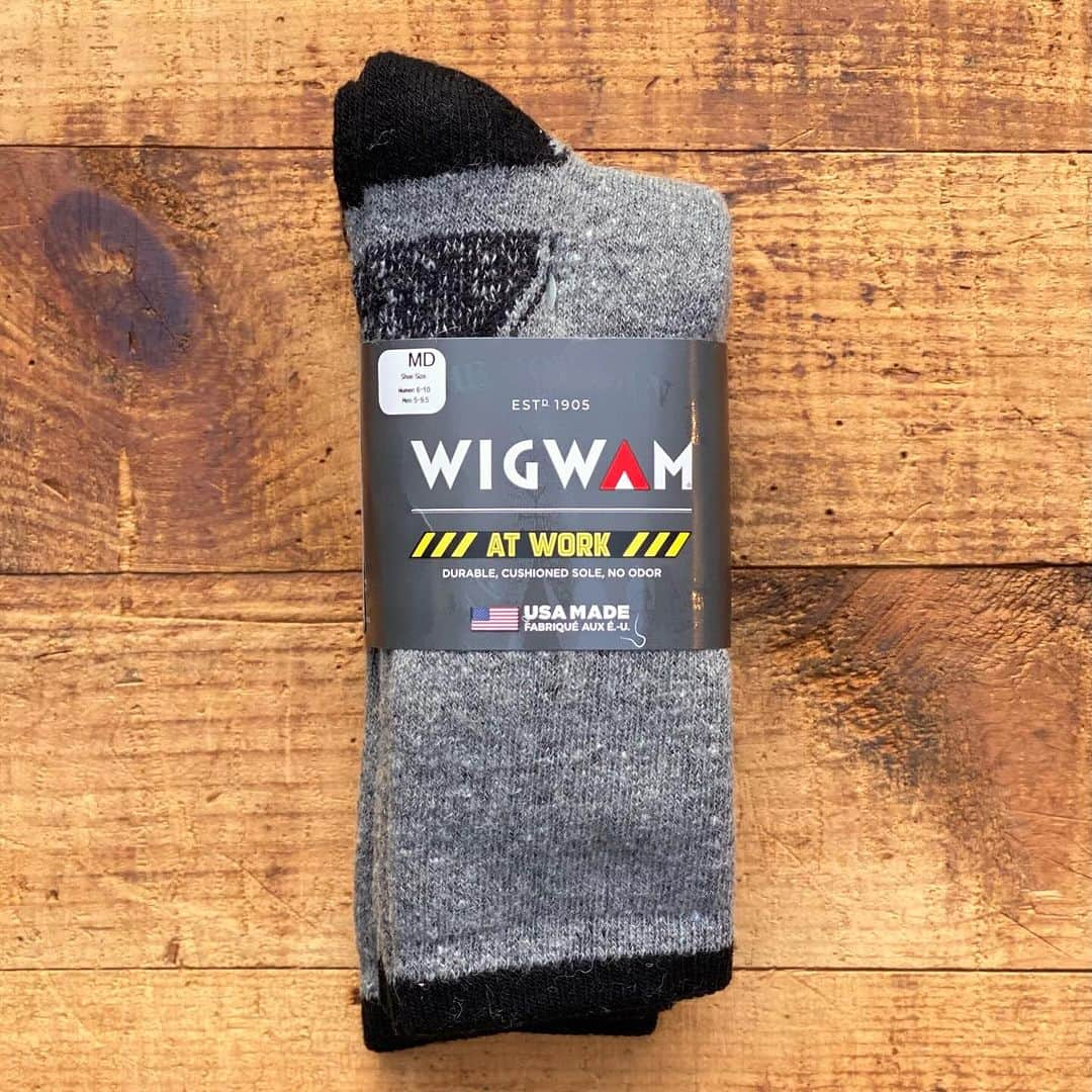 ウェスコのインスタグラム：「【WIGWAM SOCKS】ラインナップに新たなモデルを追加しました！  ウエスコブーツを愛用している多くの方から着用されているであろう"WIGWAM SOCKS" アメリカはウィスコンシン州のシボイガンで1905年から100年以上アメリカ製造を貫く歴史あるソックスメーカーです。 ワークブーツ用、登山用、スポーツ用など、ユーザーの用途に合わせて様々なモデルを展開しています。 弊社では定番の2パック・3パックソックスが人気ですが、今回新たなモデルが入荷しました！  定番の2パックソックスのコットン成分をウールに置き換えた秋冬向けモデル。 肉厚で耐久性・保温性に優れており、消臭効果もあるまさにワークスペックなソックスです。 仕事でブーツを履かれている方はもちろん、寒い時期のツーリングやキャンプ等にも良いでしょう。 冬場は特に「寒い時期にオススメのソックスはどれ？」と質問いただくことがあるので、これからは迷わずこのモデルを選んでください！ アメカジ心くすぐるさりげない仕様も良いですね🇺🇸  #wigwamsocks #wigwam #socks #doubleduty #2packsocks #wool #knitting #bootssocks #madeinusa #workboots #wescoboots #westcoastshoecompany #scappoose #oregon #wescojapan #wescoosaka #wescoebisu #wescosetagaya #tokyo #japan」