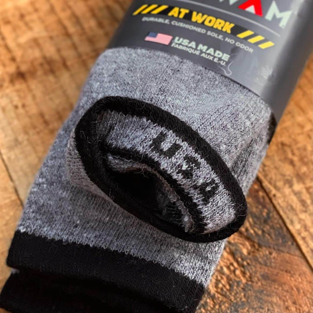 ウェスコさんのインスタグラム写真 - (ウェスコInstagram)「【WIGWAM SOCKS】ラインナップに新たなモデルを追加しました！  ウエスコブーツを愛用している多くの方から着用されているであろう"WIGWAM SOCKS" アメリカはウィスコンシン州のシボイガンで1905年から100年以上アメリカ製造を貫く歴史あるソックスメーカーです。 ワークブーツ用、登山用、スポーツ用など、ユーザーの用途に合わせて様々なモデルを展開しています。 弊社では定番の2パック・3パックソックスが人気ですが、今回新たなモデルが入荷しました！  定番の2パックソックスのコットン成分をウールに置き換えた秋冬向けモデル。 肉厚で耐久性・保温性に優れており、消臭効果もあるまさにワークスペックなソックスです。 仕事でブーツを履かれている方はもちろん、寒い時期のツーリングやキャンプ等にも良いでしょう。 冬場は特に「寒い時期にオススメのソックスはどれ？」と質問いただくことがあるので、これからは迷わずこのモデルを選んでください！ アメカジ心くすぐるさりげない仕様も良いですね🇺🇸  #wigwamsocks #wigwam #socks #doubleduty #2packsocks #wool #knitting #bootssocks #madeinusa #workboots #wescoboots #westcoastshoecompany #scappoose #oregon #wescojapan #wescoosaka #wescoebisu #wescosetagaya #tokyo #japan」12月7日 17時02分 - wesco_japan