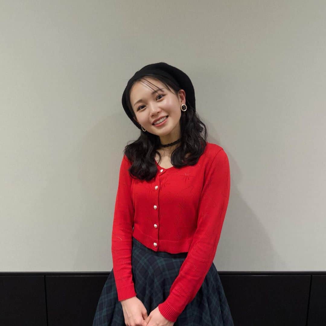 平井美葉さんのインスタグラム写真 - (平井美葉Instagram)「♥️  一個前の投稿と見比べるとグッズ撮影した日より だいぶ髪が短くなりました！笑 2年くらいかけて腰上まで伸ばしたんだけど 先月舞台のために切ったんだ〜✂︎ （ウィッグのなかに髪を収納するためにね！）  みんなはロングとセミロングどっちが好き？？  #helloproject #beyooooonds  #ハロプロ #アイドル  Photo by @kokoro_maeda.official」12月7日 17時03分 - miyo_hirai.official