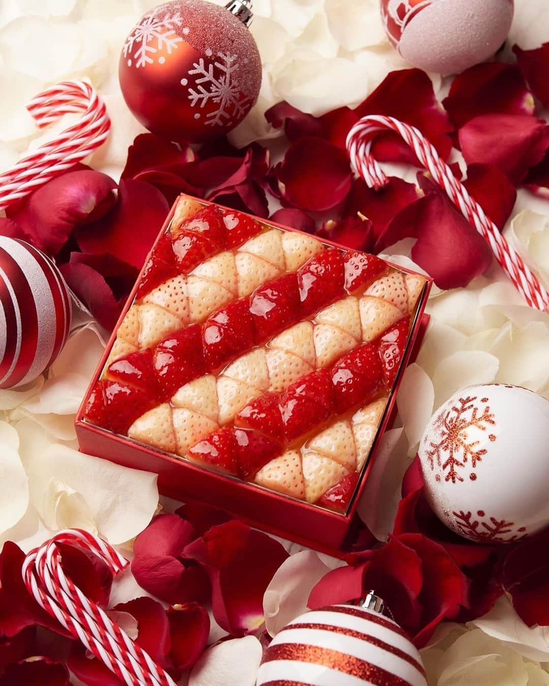 庄司夏子さんのインスタグラム写真 - (庄司夏子Instagram)「Été Holiday Season collection   “Candy Cane”  This Inspiration Source comes from “Candy Cane”. Red strawberries with an elegant balance of acidity and white strawberries with a delicate sweetness that shines like pearls. The flavors are layered with smooth strawberry and raspberry ganache collaboration with @valrhonafrance @valrhona_asia in the middle of layers and also strawberry sauces in the bottom will be the perfect harmony .  The beautiful striped pattern that emerges adds a dramatic touch to the holiday season.  Also included with the cake is an exclusive one  from the recently announced été trading card. The chef's childhood love of trading cards has finally given birth to été s one ,The story source of the dishes and cake collections are depicted on the cards, and these are rare cards in many ways that could be a surprise for something special events.  Holiday collection  “Candy Cane” インスピレーション ソースはキャンディケイン。 杖を意味するケイン。起源は羊を導くために使っていた杖が助け合いの心を象徴しています。 エレガンスな酸味のバランスの赤苺と、パールのように輝いて繊細な甘さを持つ白苺。フレーバーには苺と木苺の滑らかなガナッシュとコンフィチュールがおり重なり完璧なホリデーシーズンを彩ります。 また今回、ケーキとセットで先日発表されたété トレーディングカードのレアカードが付いてきます。わたしが幼少期から愛してやまないトレーディングカードからついにétéのトレカが生まれました。ケーキコレクションのストーリーソースが描かれており、このカードは今後étéからの特典だったり、サプライズだったり、イベントのインビテーションになりうるいろんな意味でのレアカードとなります。」12月7日 16時55分 - natsuko.ete