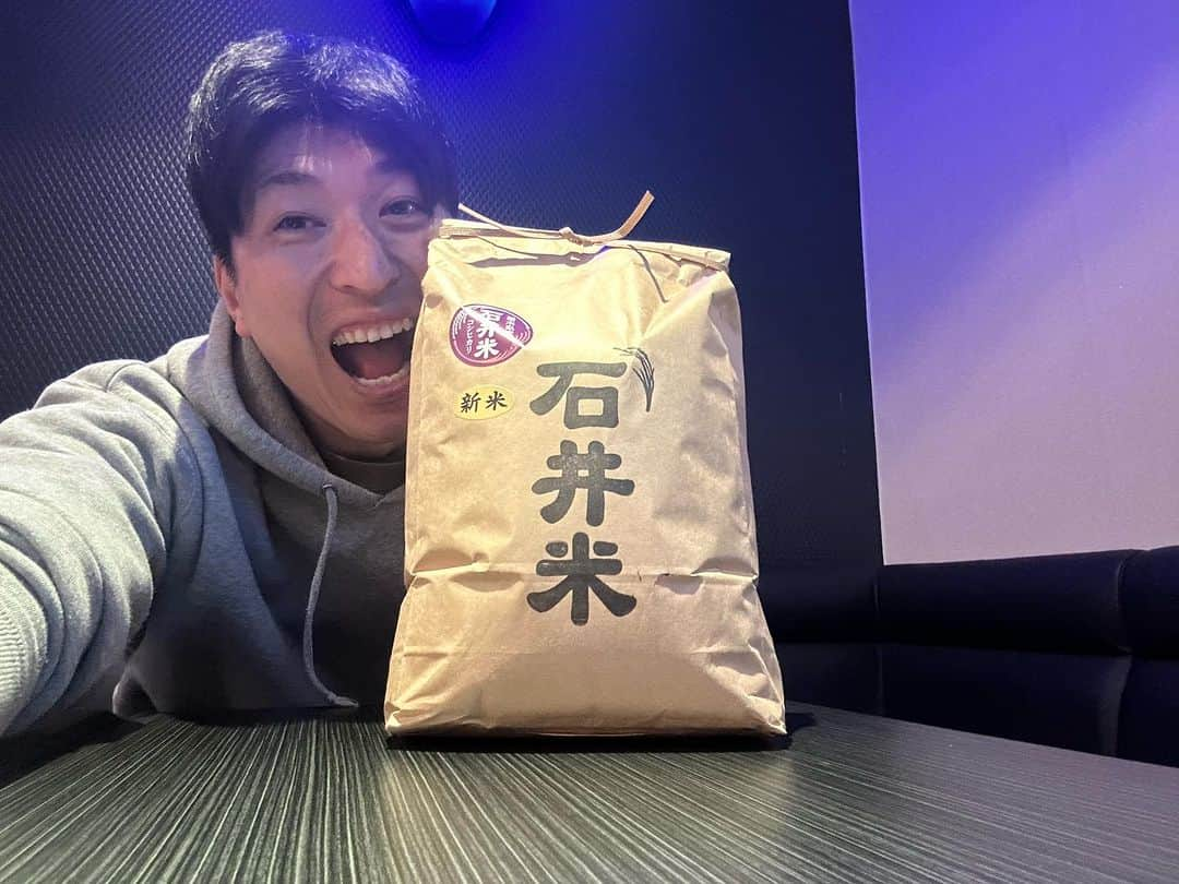 新垣勇人さんのインスタグラム写真 - (新垣勇人Instagram)「本日も「kakiversary」でお待ちしております！ お1人さまでも楽しめますよ♪  ご予約はこちらから👇 https://autoreserve.com/ja/restaurants/XKXHHELXpX1VMqjBDruQ  #kakiversary #カキバーサリー #ニュー桂和ビル #石井米 #バーテンダーカキ」12月7日 16時56分 - hayato.arakaki28