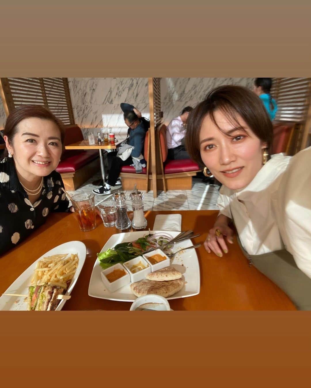 Miki Kanekoさんのインスタグラム写真 - (Miki KanekoInstagram)「友達に連れて行ってもらった @tokyoamericanclub  外国のホテルに来たみたいだったー✨  ファラフェル🫘カリカリで美味しかったけど 友達のクラブハウスサンドもらったら お腹いっぱいになって食べきれなかった😂 やっぱアメリカンサイズ🇺🇸  名古屋の大学生の時の友達で ずっと都内に住んでるの知ってたのに こっちで会ったの初めて笑 会えて良かった😚💗  .  #ランチ #東京ランチ  #アメリカンクラブ」12月7日 16時56分 - mikiaoba