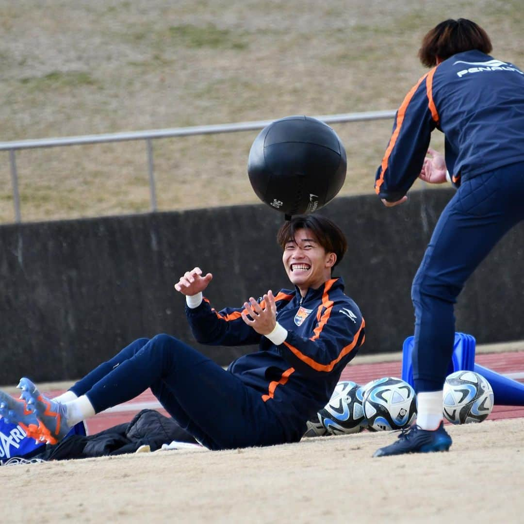 AC長野パルセイロさんのインスタグラム写真 - (AC長野パルセイロInstagram)「. 🟠2023/12/7 Training!! . 😆😋 . . ▼年内のチーム練習は12/11(月)まで🏃‍♂️💨 . . #長野をオレンジに #prideofnagano #acnp #パルセイロ #ac長野パルセイロ #長野 #jリーグ」12月7日 16時58分 - acnaganoparceiro.official