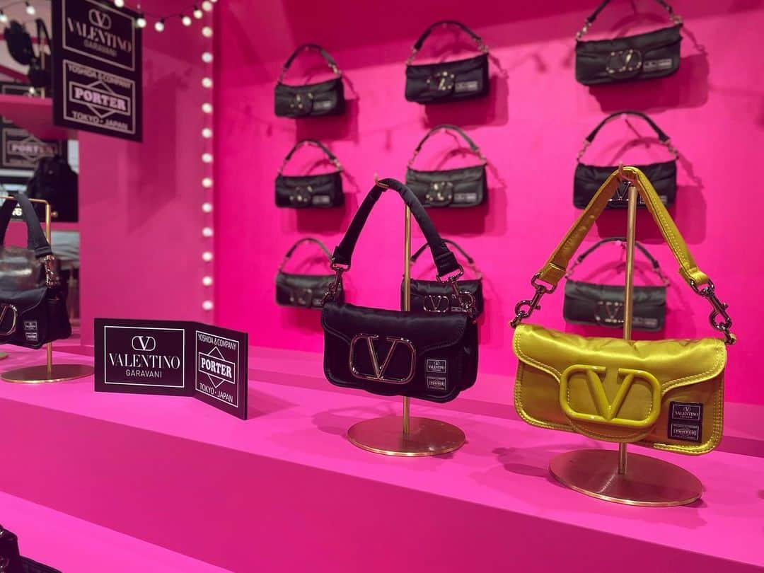 ISETAN PARK netのインスタグラム：「ホリデーシーズンに合わせて特別なアイテムがローンチ！  「VALENTINO GARAVANI MERRY MARKET」    ＜ヴァレンティノ ガラヴァーニ＞のアイコニックな「Vロゴ シグネチャー」や「ロコ」から、ホリデーシーズンにぴったりな新作アイテムを揃えてポップアップイベントを開催✨  ＜ポーター＞とのコラボレーションによる「ヴァレンティノ ガラヴァーニ アンド ポーター」の一部先行販売アイテムも登場します。  クリスマスマーケットをイメージした会場で、豊富なラインナップをお楽しみください。    ＜ヴァレンティノ ガラヴァーニ＞ポップアップイベント  「VALENTINO GARAVANI MERRY MARKET」  ■開催中～12月12日(火)  ■本館1階 ザ・ステージ    🛒一部の商品は三越伊勢丹ラグジュアリーオンラインストアでも取り扱い中です。   ■期間；～12月12日(火)午後8時  ※12月13日(水)以降に順次発送となります。  ※数量に限りがある商品もございますので、品切れの際はご容赦ください。    詳しくは @isetan_shinjuku ストーリーズハイライト「POP UP」▼  https://www.mistore.jp/shopping/feature/women_f2/valentino_w_lx.html    @maisonvalentino   @isetanluxury    #VALENTINOGARAVANI #VLogo #VLogosignature #valentinogaravaniandporter #PORTER  #ヴァレンティノ #ヴァレンティノガラヴァーニ #ポーター #吉田カバン  #isetan #isetanshinjuku #이세탄 #신주쿠이세탄 #이세탄백화점 #イセタン #伊勢丹 #伊勢丹新宿 #新宿伊勢丹 #伊勢丹新宿店 #isetanpopup #伊勢丹ポップアップ    【年末年始の営業について】   12月31日(日)は午前10時開店、午後5時閉店。尚、本館6階 催物場は午前9時開店、午後5時閉店、本館地下1階 食料品は午前9時開店、午後6時閉店。   2024年1月1日(月・祝)は店舗休業日とさせていただきます。   新年は、1月2日(火)午前10時から初売出し。午後7時30分まで営業いたします。」