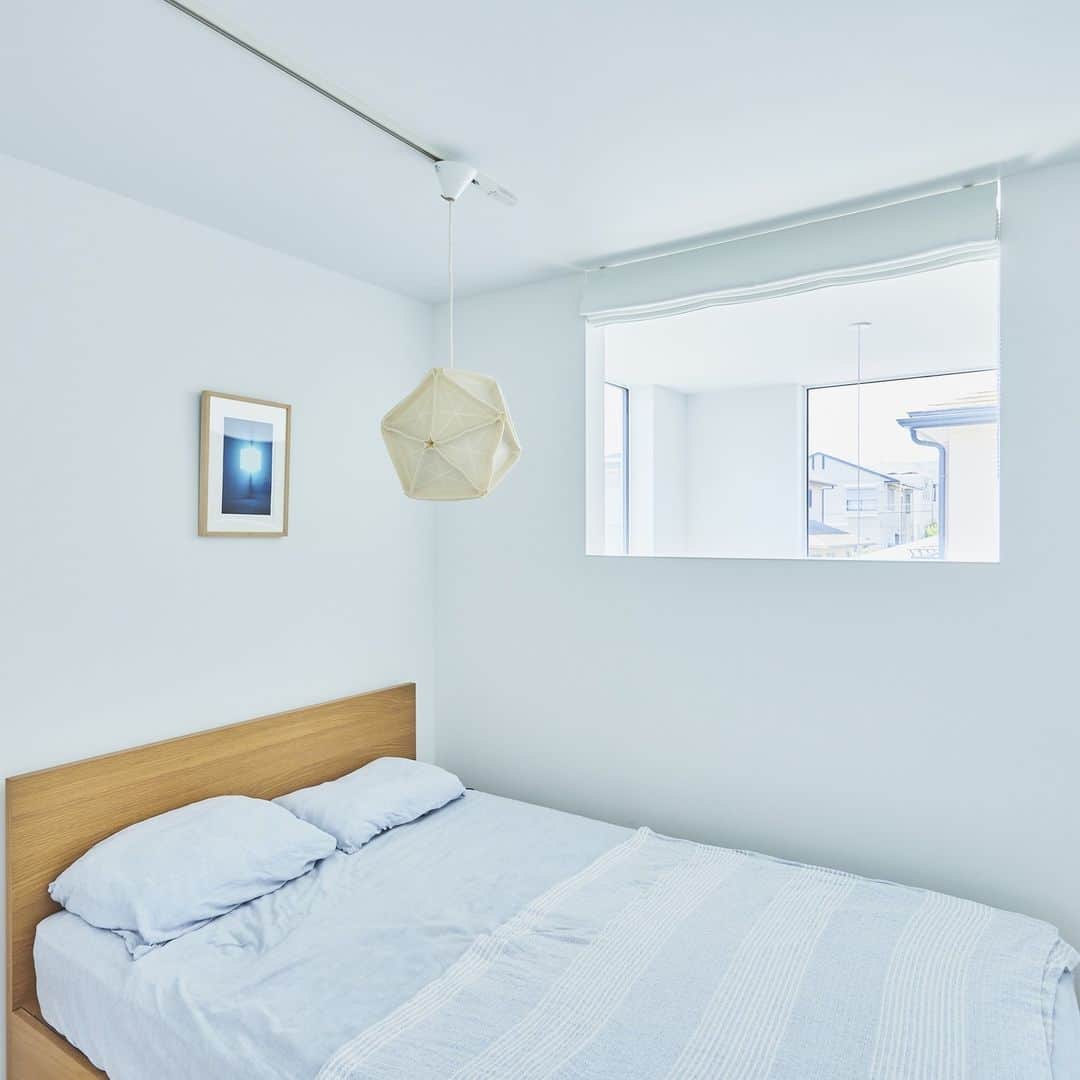無印良品の家さんのインスタグラム写真 - (無印良品の家Instagram)「【住まいの実例】 ※右上のブックマークのアイコンをタップすると保存できます。  ご住所：神奈川県茅ケ崎市 竣工年月：2022年5月 延床面積：110.13m²  フローリングは壁の色や北欧家具とのバランスを考えてこのマットな質感のある床材を選択しました。一方で北欧好きのご主人とは違って奥さまは畳にソファを置いて隠れ家居酒屋のようなシックな雰囲気が好みです。  「2階のフリースペースはこたつを置いて家族で囲んだり1階のソファを持ってきたりして、私の好きなテイストにアレンジもできそうで、くつろぐ部屋としても楽しみたいですね。多目的で使えるのでこれからもいろいろな過ごし方ができそうでワクワクしています」（奥さま）  子ども部屋を独立させたのもこだわりです。「私自身が一人部屋で好きなものを楽しんで今に活きています。同じように子どもには勉強だけでなく好きなものを見つける器を用意してあげたかった」とご主人は語ってくれました。今は居心地のよさからずっとリビングで過ごしているというお子さんですが、今後は成長に合わせて親子で一緒に考えながら収納や使い方を変えていきたいそうです。  「設計段階ですでに持っている家具のことを話したらデザインや設備の提案をいただきました。『ABCから選んでください』でも『ゼロから作りましょう』でもなく、その中間の進め方は自分たちにちょうどよかったです。ある程度の型の中から提案してもらったり選んだりできるのはすごくいいですね。賃貸だと手狭になっていた北欧家具もここなら広々と置けますし、主人は以前以上にワクワクしながら新しい家具選びを楽しんでいます」（奥さま）  この家で実現したい理想的な暮らしについて、ご夫婦は胸を膨らませながら語ってくれました。  2023.12.5公開住まいの実例『窓から光、空、緑を取り込み、暮らしのある美術館のような家へ』より  詳しくはプロフィールハイライトか、「無印良品の家」HPをご覧ください。  @mujihouse」12月7日 17時00分 - mujihouse