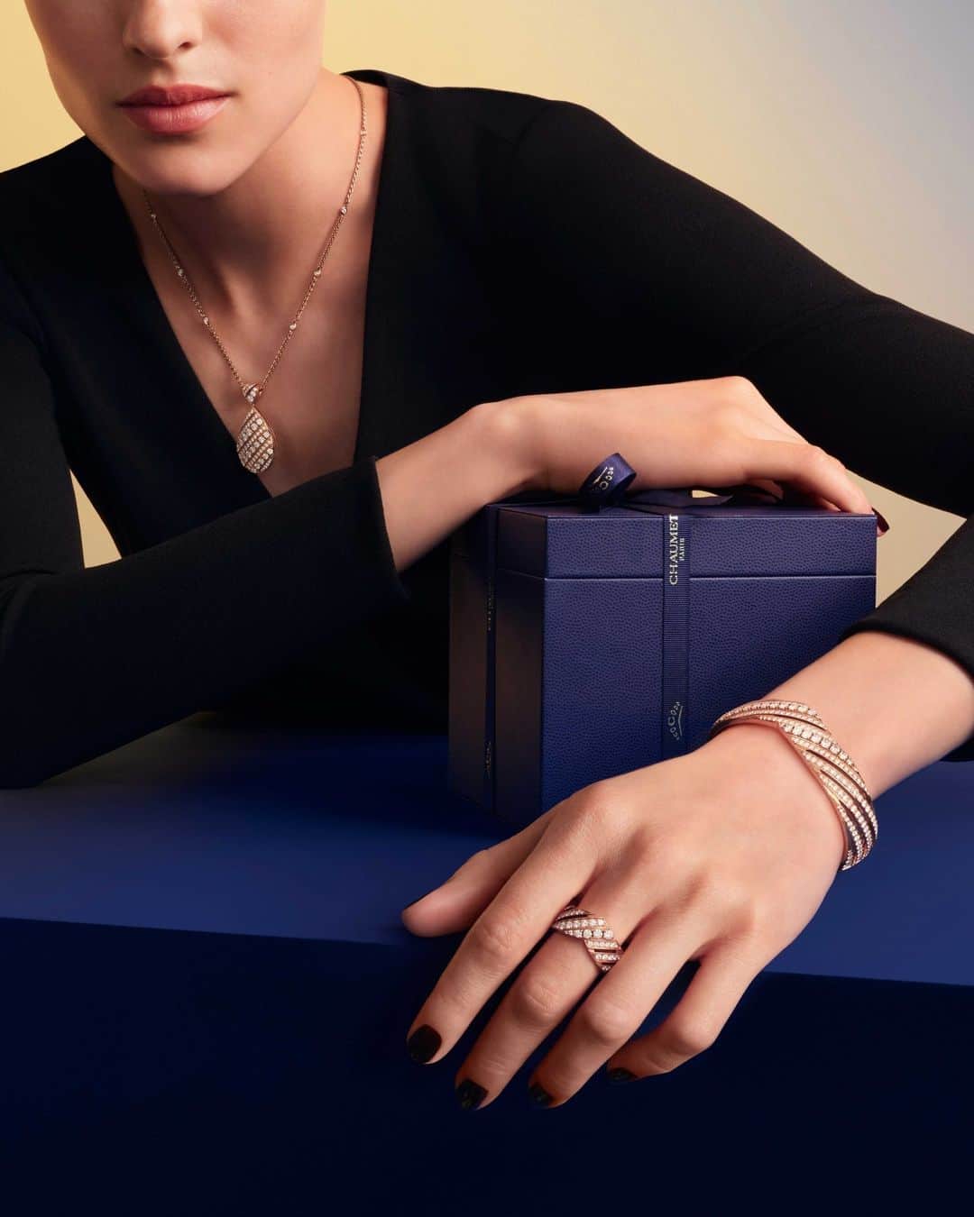 のインスタグラム：「This holiday, follow the golden thread to the ideal gift. ⁣ Immerse yourself in the allure of Joséphine's Aigrette trompe-l’oeil pear, a masterpiece adorned in delicate openwork lace of gold and diamonds.⁣ ⁣ #Chaumet #FindYourGoldenTreasure #ChaumetTreasureHunt #MyCrownMyWay #DoItLikeJosephine」