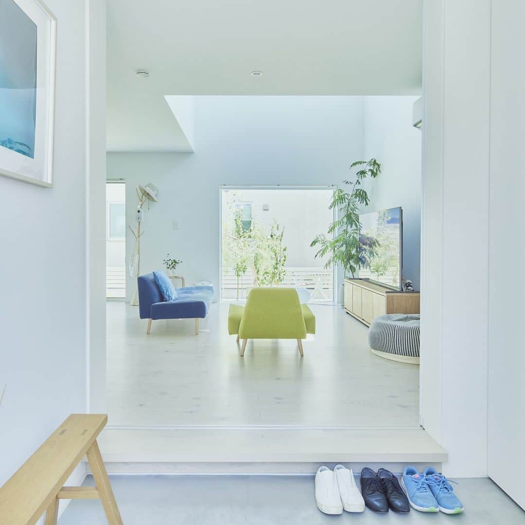 無印良品の家さんのインスタグラム写真 - (無印良品の家Instagram)「【住まいの実例】 ※右上のブックマークのアイコンをタップすると保存できます。  ご住所：神奈川県茅ケ崎市 竣工年月：2022年5月 延床面積：110.13m²  フローリングは壁の色や北欧家具とのバランスを考えてこのマットな質感のある床材を選択しました。一方で北欧好きのご主人とは違って奥さまは畳にソファを置いて隠れ家居酒屋のようなシックな雰囲気が好みです。  「2階のフリースペースはこたつを置いて家族で囲んだり1階のソファを持ってきたりして、私の好きなテイストにアレンジもできそうで、くつろぐ部屋としても楽しみたいですね。多目的で使えるのでこれからもいろいろな過ごし方ができそうでワクワクしています」（奥さま）  子ども部屋を独立させたのもこだわりです。「私自身が一人部屋で好きなものを楽しんで今に活きています。同じように子どもには勉強だけでなく好きなものを見つける器を用意してあげたかった」とご主人は語ってくれました。今は居心地のよさからずっとリビングで過ごしているというお子さんですが、今後は成長に合わせて親子で一緒に考えながら収納や使い方を変えていきたいそうです。  「設計段階ですでに持っている家具のことを話したらデザインや設備の提案をいただきました。『ABCから選んでください』でも『ゼロから作りましょう』でもなく、その中間の進め方は自分たちにちょうどよかったです。ある程度の型の中から提案してもらったり選んだりできるのはすごくいいですね。賃貸だと手狭になっていた北欧家具もここなら広々と置けますし、主人は以前以上にワクワクしながら新しい家具選びを楽しんでいます」（奥さま）  この家で実現したい理想的な暮らしについて、ご夫婦は胸を膨らませながら語ってくれました。  2023.12.5公開住まいの実例『窓から光、空、緑を取り込み、暮らしのある美術館のような家へ』より  詳しくはプロフィールハイライトか、「無印良品の家」HPをご覧ください。  @mujihouse」12月7日 17時00分 - mujihouse