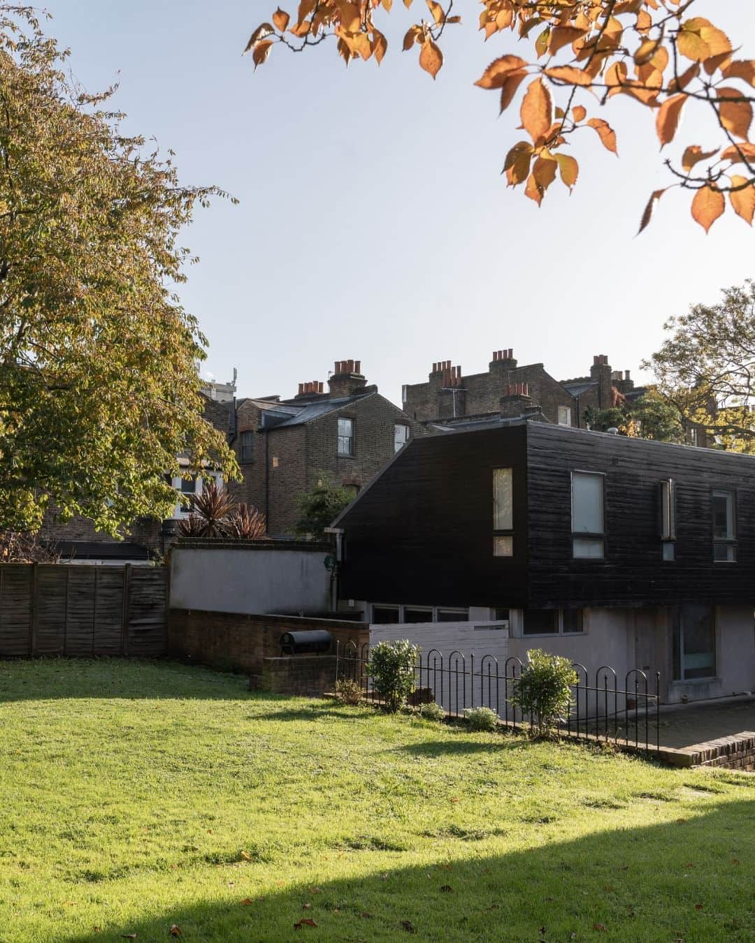 The Modern Houseさんのインスタグラム写真 - (The Modern HouseInstagram)「#forsale Calming Influence: a three-bedroom mews house in south-east London, sitting on an award-winning development designed by Robert Dye Architects.  Follow the link in bio for the sales listing.  Madeleine Terrace, London SE5」12月7日 17時00分 - themodernhouse