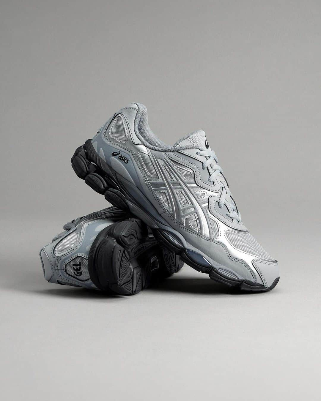 UNITED ARROWS のインスタグラム：「asics GEL-NYC「Mid Gray / Sheet Rock」を12月7日（木）に発売いたします。  パフォーマンスランニングスタイルからインスピレーションを得て生まれたモデル「GEL-NYC」。そのネーミングは、常に新しいスタイルが生まれる街であるニューヨークに由来。本シリーズはアシックスのアーカイブから、それぞれの象徴的なデザインと機能を掛け合わせ、今までにない履きこなしを目指して作られたマッシュアップモデル。アッパー構造は、2000年代初頭の「GEL-NIMBUS 3」をベースに、「MC-PLUS V」のさまざまなデザイン要素をブレンド。また、「GEL-CUMULUS 16」のソールを採用することで、アッパーのレトロな雰囲気とは対照的なイメージを醸し出し、前足部および後足部に搭載されたGELテクノロジーが快適な履き心地を追求しています。  ■asics GEL-NYC「Mid Gray / Sheet Rock」 ・発売日：2023年12月7日（木） ・価格：¥17,600- ・サイズ （cm）：25.5、26、26.5、27、27.5、28、28.5、29 ・取り扱い店舗：原宿本店、スクランブルスクエア店、六本木ヒルズ店、神戸三宮店、心斎橋店、札幌店、福岡店、UNITED ARROWS ONLINE ※オンラインは11時販売開始予定  ■販売に際してのご確認事項 ・お一人様1点まで購入可能です。 ・上記の内容は都合により変更する場合がございます。ご不明点がございましたら、お取り扱い店舗セールスパーソンにお問い合わせください。  #asics #asicsGELNYC #GELNYC #UnitedArrows #UnitedArrowsMen #ユナイテッドアローズ」