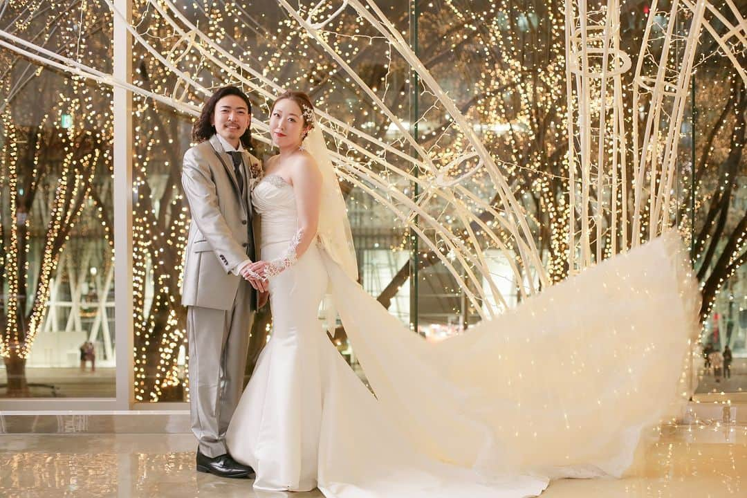 【公式】小さな結婚式さんのインスタグラム写真 - (【公式】小さな結婚式Instagram)「. @petit.wedding をフォローしてね♩ #小さな結婚式 をつけてのお写真投稿も大歓迎です♡ こちらの公式IGでリグラムさせていただきます＊ . キラキラと光り輝くイルミネーションが とびきりロマンティックな一枚。  冬ならではの幻想的なお写真は まるでドラマのワンシーンのよう。 特別感ある写真撮影になりました📷✨ . >>#小さな結婚式仙台店 . ——————— #petitwedding #ラヴィファクトリー #前撮り #結婚式 #プレ花嫁 #卒花 #家族婚 #少人数結婚式 #ウェディング #wedding #bridal #weddingdress #花嫁 #挙式 #結婚式準備 #式場探し #日本中のプレ花嫁さまと繋がりたい #結婚式の思い出に浸る会 #結婚準備 #仙台花嫁 #ウェディングフォト #花嫁コーディネート #ロケーションフォト #結婚式前撮り #前撮り #後撮り #フォトウェディング #ウェディングフォトグラファー」12月7日 17時00分 - petit.wedding