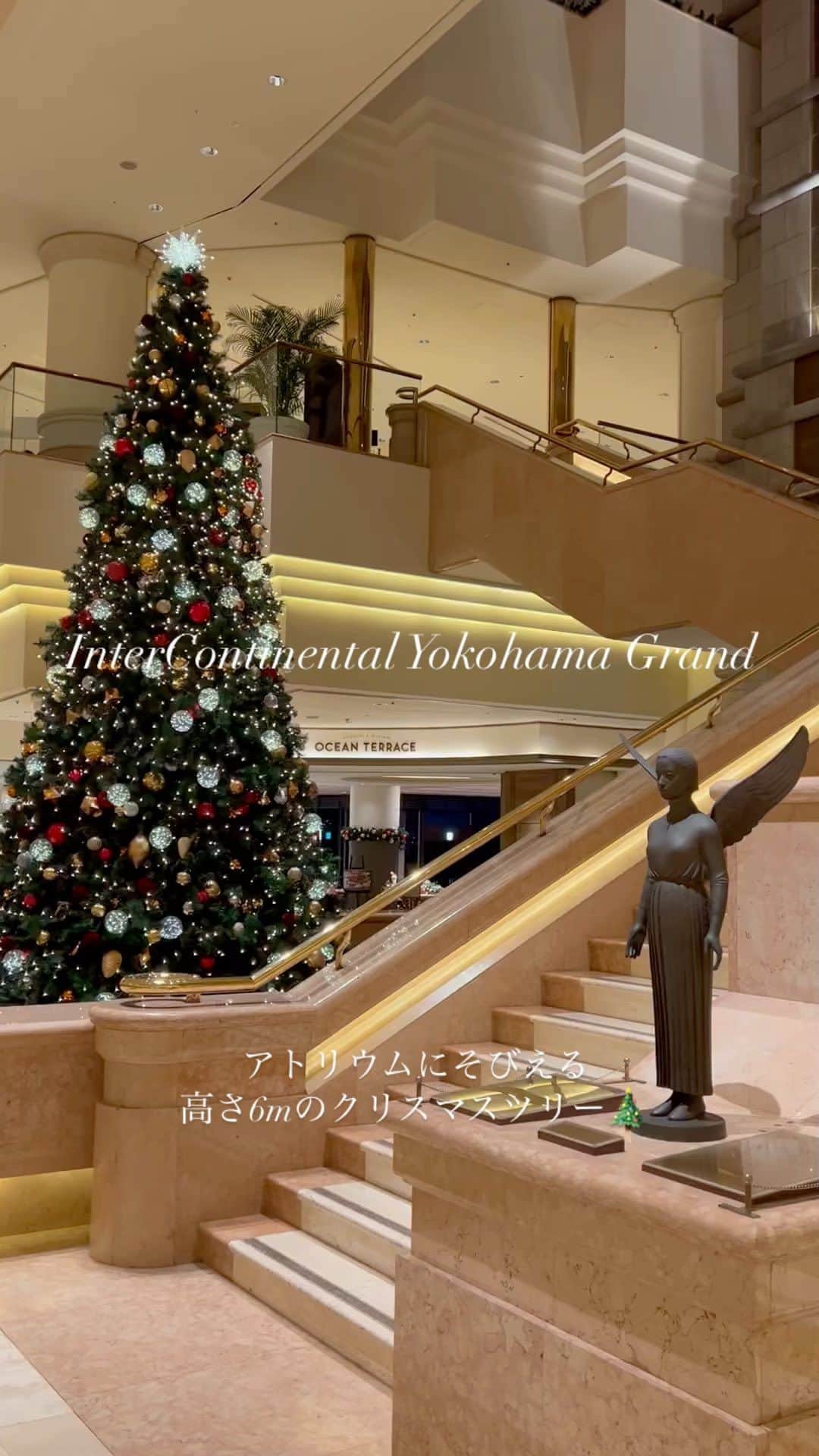 ヨコハマ グランド インターコンチネンタル ホテルのインスタグラム：「【12月7日は クリスマスツリーの日🎄】 クリスマスツリーには、モミの木などの常緑樹が使用され、これらは「永遠の象徴」とされています。日本では、1886年12月7日、外国人船員のために横浜で初めてクリスマスツリーが飾られ、それを記念して #クリスマスツリーの日 となりました。 当ホテル一階の重厚感漂うアトリウムには、高さ6mのクラシカルなクリスマスツリーが飾られています。  #ヨコハマグランドインターコンチネンタルホテル#インターコンチネンタル横浜#横浜グランドインターコンチネンタルホテル#みなとみらい#横浜ホテル#クリスマス#クリスマス2023#ロビー装飾#クリスマス飾り#クリスマスツリー#🎄#クリスマスイルミネーション #intercontinentalyokohamagrand#minatomirai#christmastree#chrismas2023#xmas2023」