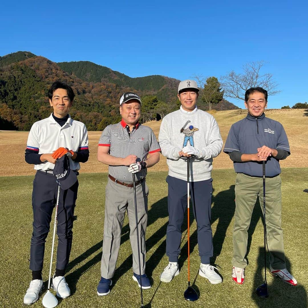 多村仁志のインスタグラム：「. 横浜DeNAベイスターズ応援ゴルフコンペ⛳️  やっぱりシャンクでた！  でも、山口すず夏ちゃんにアドバイスをもらったから次回からは大丈夫。  今日もメンバーにも恵まれ楽しいゴルフでした。  #ゴルフ #ゴルフ好き #横浜DeNAベイスターズ #応援ゴルフコンペ #煙草屋安兵衛」