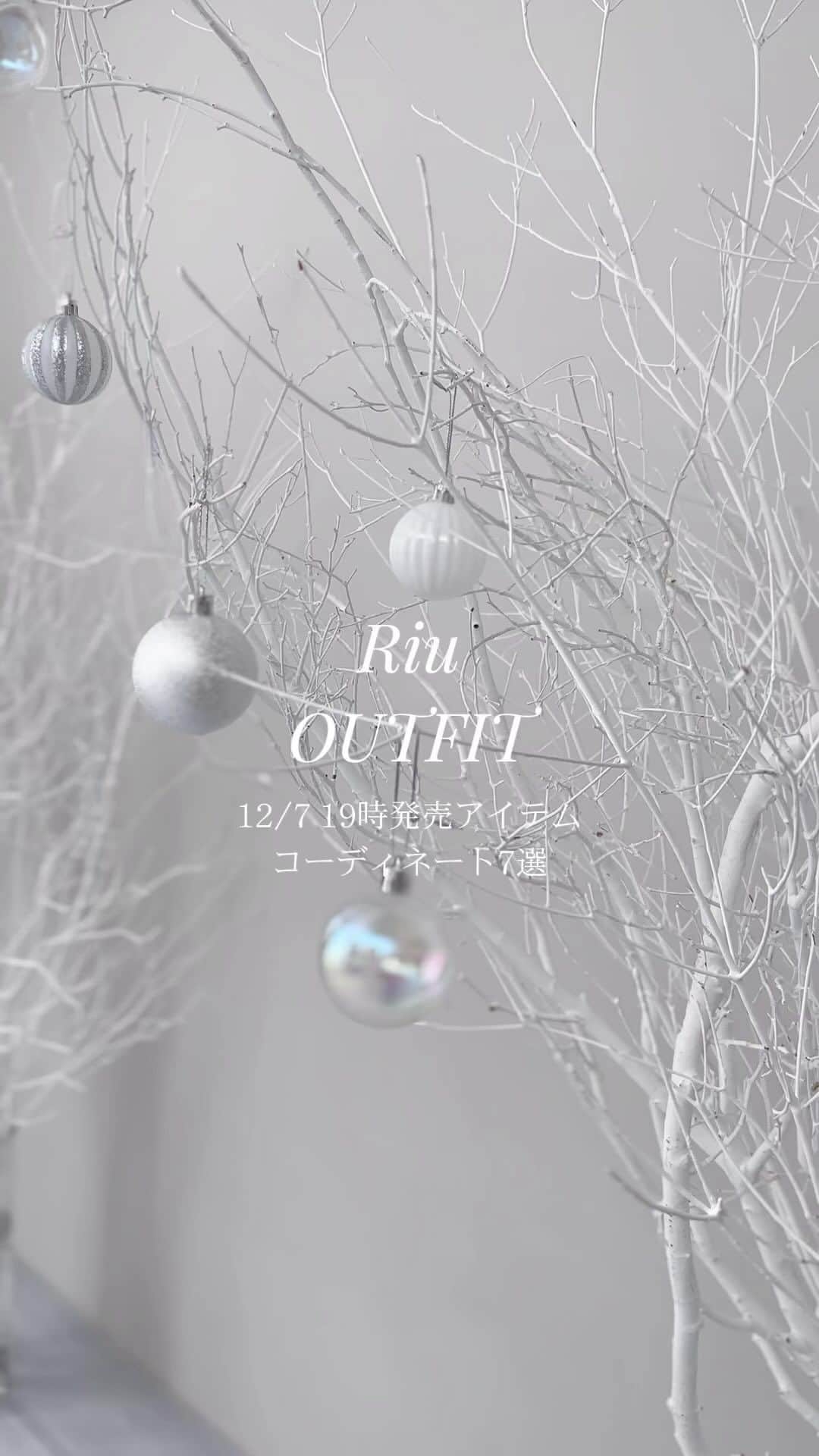 茜里のインスタグラム：「🤍本日19時〜発売開始🤍 ・Back cut out cropped knit ・Front slit knit skirt ・Teddy boa coat  ホワイト・ブラック・ピンク 超あたたかいニットとコートが 本日発売です☺️✨  ✔︎ボアコートはモコモコだけど 軽いところが嬉しいポイント♡  ✔︎ニットトップスは同じ糸で編んだ スカートとセットで着ると色っぽくなるし デニムやミニスカでカジュアルにもなる。 背中空きだけど下着のラインは見えないし すごい分厚いので暖かいよ🥺  ✔︎ニットタイトスカートでシンプルで 暖かいものが 意外とないので作ってみました☺️🩷　　  ぜひ冬のお洋服レパートリーにいかがですか😍✨」