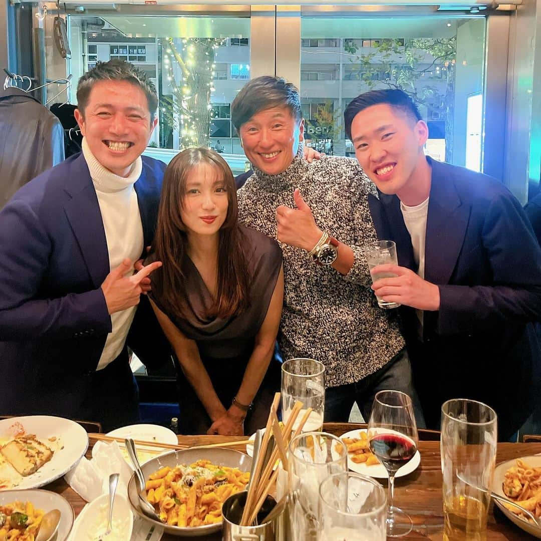 広瀬未花のインスタグラム：「⛳️ オフィス戸賀さんのゴルフコンペ✨  結果発表のお食事会は、コンペにも参加されていた森山さんのサカナバルグリルさんで開催🐟✨  毎年参加者全員の方に商品をプレゼントされているところが、戸賀さんのお人柄とお心遣いを感じますね😌 ちゃっかり私まで、　@fuladd_official のレディースのストールなどを頂いちゃいました♡ ありがとうございます✨  ここ最近、BRの皆様のお陰もあり戸賀さんとご一緒させて頂く機会を頂けてとても嬉しく思っております😊  戸賀さんは、誰よりもみんなのことを考えて下さって、誰よりもみんなを笑顔にしてくれて、みんなに愛されていると改めて実感😌  見た目のカッコ良さは勿論ですが、 強く、優しく、人望が厚い存在だからこそ、みんなの憧れの存在なのだと改めて感じました。  カッコ良い大人になりたければ、 カッコ良い大人の側で学ぶこと。  ですねww  戸賀さん、BRの皆さん、 いつも素敵なひとときを、ありがとうございます✨✨✨  今後ともよろしくお願い致します！」