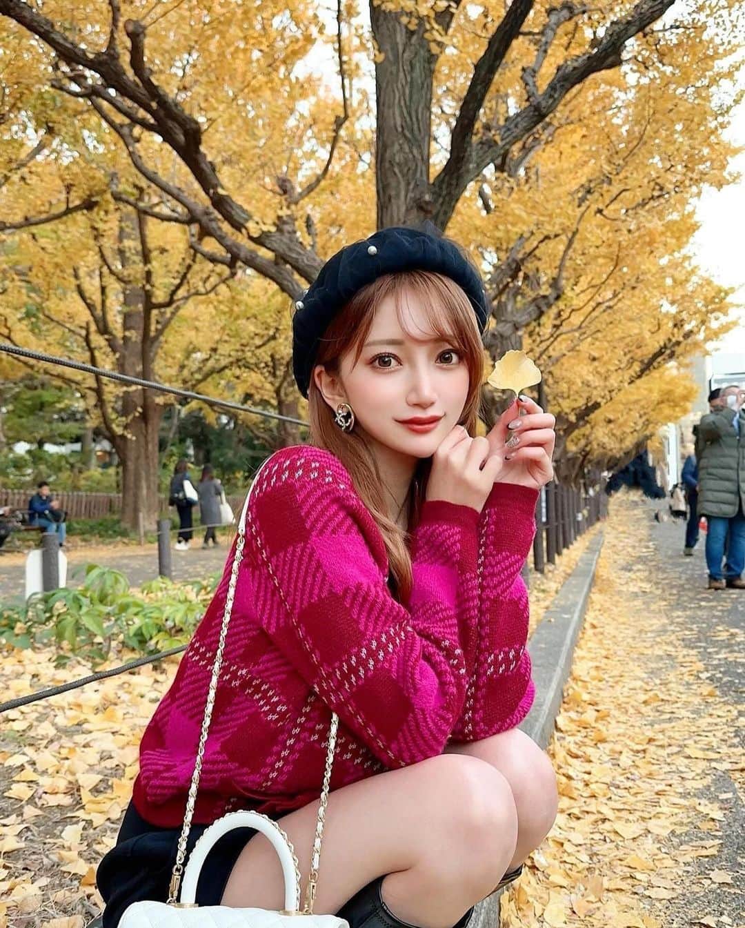 美女美容事情のインスタグラム：「《イチョウと美女🪭💛🍂》 *⁠ リポストを使って素敵な美女の投稿を紹介させて頂く【ビジョビ💄美女美容事情💅】のコーナーです✨ *⁠ 今回ご紹介させて頂きますのは!!👀❤︎⁠⠀ MHPN(みほぽん)さん< @mhpn_i.insta >の素敵なお写真📸 *⁠⠀⁠⠀⁠⠀⁠⠀ 黄色で舞う銀杏並木が綺麗ですね💛🧡 ピンクコーデととてもマッチしています🩷💛 *⠀⁠⠀⁠⠀⁠⠀⁠⠀ MHPN(みほぽん)さん< @mhpn_i.insta > ⁠⠀⁠⠀⁠⠀⁠⠀ 素敵な投稿ありがとうございました☺️📸✨ *⠀⁠⠀⁠⠀⁠⠀⁠⠀ MHPN(みほぽん)さんのアカウントには他にも素晴らしい投稿が沢山ありますので是非覗いてみてくださいね💁‍♀️💙⁠⠀⁠⠀⁠⠀⁠⠀ *⠀⁠⠀⁠⠀⁠⠀⁠⠀ △▼△▼△▼△▼△▼△▼△▼△▼△▼ ⁠⠀⁠⠀⁠⠀ ❤🧡💛「美女美容事情」💚💙💜⠀⠀⠀⠀⠀⠀⠀⠀⠀⠀⠀⠀⠀⠀⁠⠀⁠⠀⁠⠀⁠⠀⁠⠀ 👇掲載ご希望の方は👇⠀⠀⠀⠀⠀⠀⠀⠀⠀⠀⠀⠀⠀⠀⠀⁠⠀⁠⠀⁠⠀⁠⠀⁠⠀ @b_b_j.jタグ付けと🖤 #ビジョビ ⁠⠀ 🖤タグ付けお願いします✨⠀⠀⠀⠀⠀⠀⠀⠀⠀⠀⠀⠀⠀⠀⠀⁠⠀⁠⠀⁠⠀⁠⠀⁠⠀ △▼△▼△▼△▼△▼△▼△▼△▼△▼ ⁠⠀⁠ #紅葉スポット #銀杏並木 #外苑前いちょう並木 #外苑前 #シェリエ #東京 #東京観光 #デートスポット #おしゃれ #紅葉 #シャネル #ココハンドル」