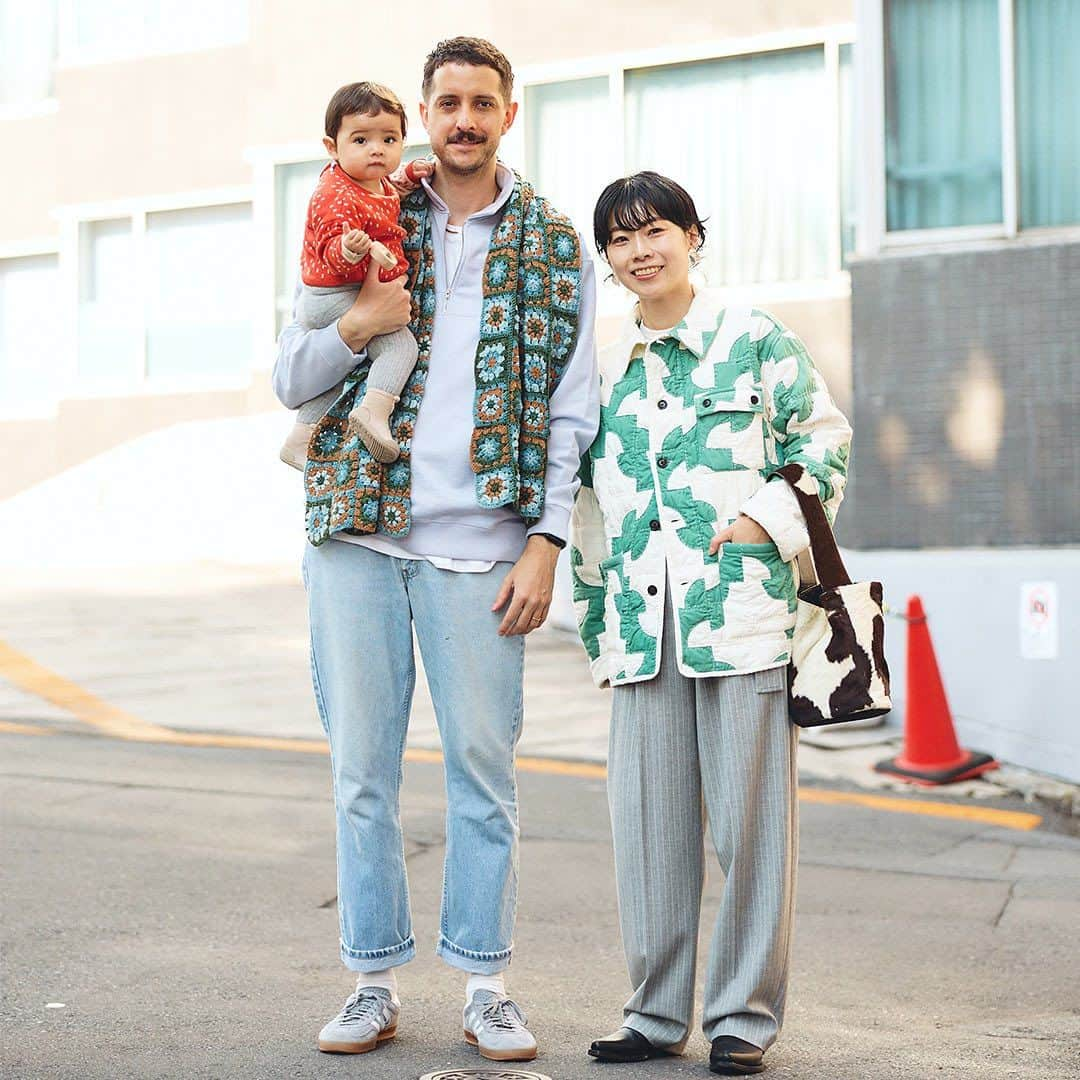 ハグマグ編集部さんのインスタグラム写真 - (ハグマグ編集部Instagram)「ヴィラロ佳奈さん＆リカルドさん、七桔ちゃん・1歳  インパクトのあるカラー＆柄をまとって 彩豊かな冬コーデを満喫⛄️🤍  ［mama］ Outer：BODE Bottoms＆Necklace：jonnlynx Earring：JOAQUIN BERAO Bag：vintage Shoes：Gabriela Coll Garments  ［papa］ Tops：Steven Alan Bottoms：vintage Stall：STORY mfg. Shoes：adidas  ［kids］ Tops：BaYiRi Tights：No Brand Shoes：Attipas ___________________________________  詳しくはウェブサイトの記事で紹介中。プロフィールのリンクからチェックしてね🌼 @hugmug_insta ___________________________________ #hugmug#ハグマグ#親子スナップ#ママファッション#ストリートコーデ#ガーリーカジュアル#冬コーデ#冬ファッション#冬服#リンクコーデ#親子リンク#キッズファッション#キッズスタイル#ママコーデ#ママコーデファッション#カジュアルコーデ#冬色カラー#おしゃれキッズ#ベビー服#男の子コーデ#女の子コーデ#家族コーデ#ファッションスナップ#親子ファッション#家族コーデ#家族写真#家族スナップ#親子リンクコーデ#親子ペアルック#親子装#ハグマグファミリー」12月7日 17時12分 - hugmug_insta