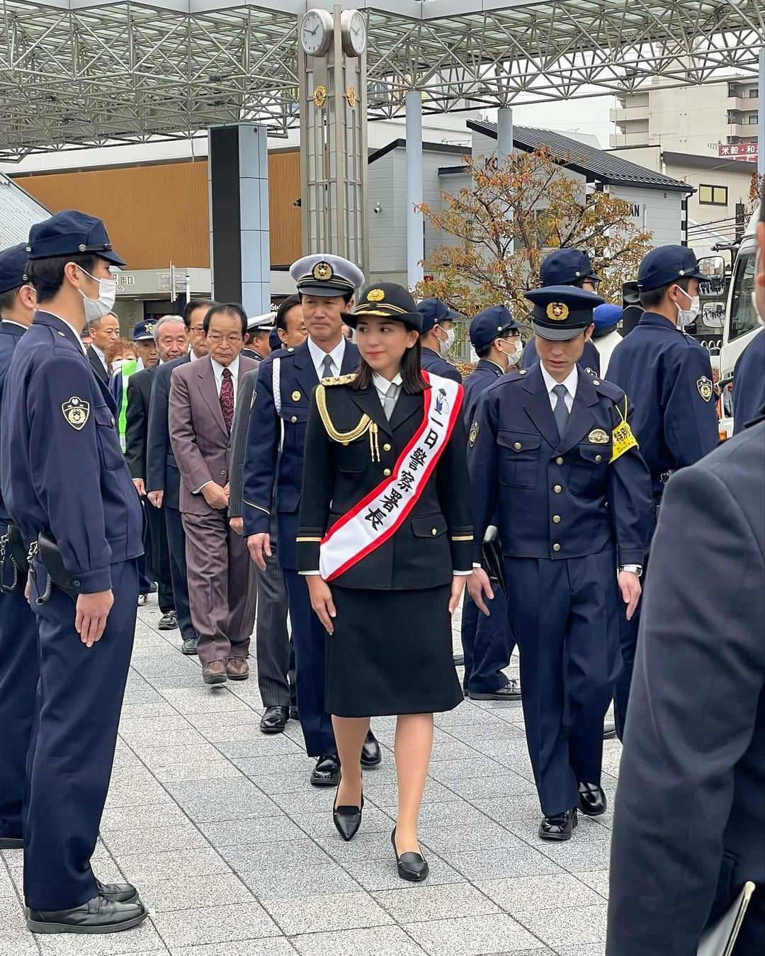 杉ありささんのインスタグラム写真 - (杉ありさInstagram)「. 12/5(火) 埼玉県警察　朝霞警察署 一日警察署長を務めさせていただきました！  私自身は東京出身なのですが、私が幼い頃から祖父母が朝霞に住んでおり、今回このような素晴らしい機会をいただきました。 幼い頃から年に何度も足を運んだこの場所で、一日警察署長として務めさせていただいたこと、とても感慨深い日でした。 そして、大変身が引き締まる思いでした。  任務の一環として朝霞警察署内もまわらせていただきました。 朝霞警察署に勤務されている皆さま、お忙しい中でも丁寧に各部署ご説明いただき、どの部署も大変興味深く勉強になりました。  今回初めてのお仕事で緊張しておりましたが、佐藤署長をはじめ、皆さま大変あたたかく迎え入れてくださり、朝霞警察署が大好きになりました。 一日警察署長をこの朝霞警察署で務めさせていただけて本当に感謝の気持ちでいっぱいです。 ありがとうございました✨  どこにお住まいの方も、事件事故の被害に遭わないよう、改めて色々なことを見つめ直し、お気を付けてお過ごしください。  #埼玉県 #朝霞市 #朝霞警察署 #一日警察署長 #杉ありさ」12月7日 17時09分 - itsmeariiisa