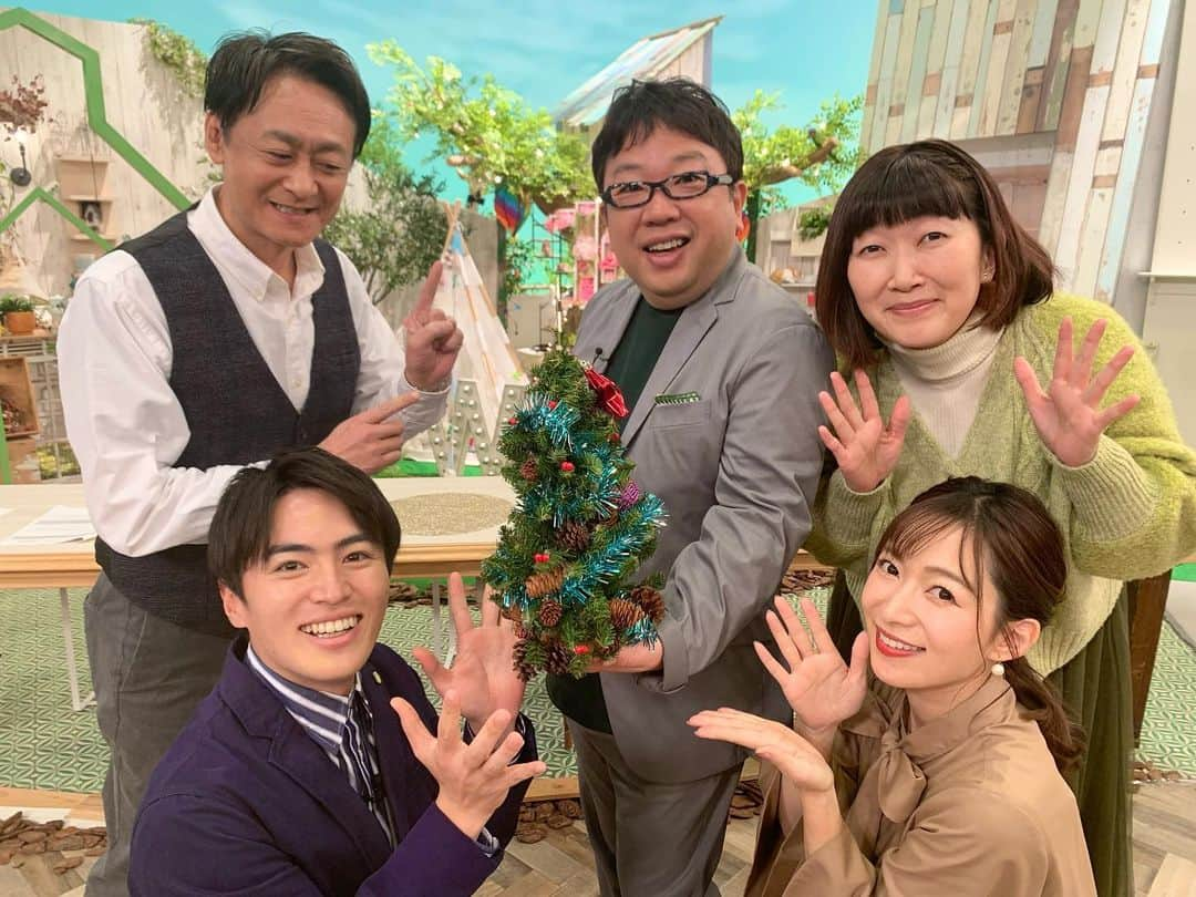 のインスタグラム：「きょう12/7はクリスマスツリーの日🎄✨  なんでも、日本で初めてツリーが飾られた日だそうですよ みなさんはもうお家にツリー🎄飾りましたか？ 私はまだなんですが、、 毎年ギリギリになってしまうので 今年は早めにちゃんとやらねば‼️と思っております😅  最近は街でもクリスマスツリー🎄や イルミネーションがキラキラ、華やかですね〜✨ 寒いなぁーと思っても、地下に潜らず なんだか地上を歩きたくなりますね🌟  #東海テレビスイッチ #いっしょにアップデート #クリスマスツリー #クリスマスツリーの日 #🎄 #天野ひろゆき さん #川村エミコ さん #吉田ジョージ #速水里彩 #鈴木翔太」