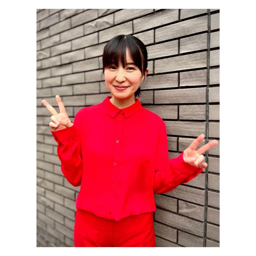 竹田有美香のインスタグラム：「こちらはショートムービー『未来編』 10年前のトーシンさんの衣装。  こんなに真っ赤な衣装は初めてだったので、 そわそわしたのですが、 とても優しい現場で楽しい撮影でした😊  #トーシンパートナーズ」