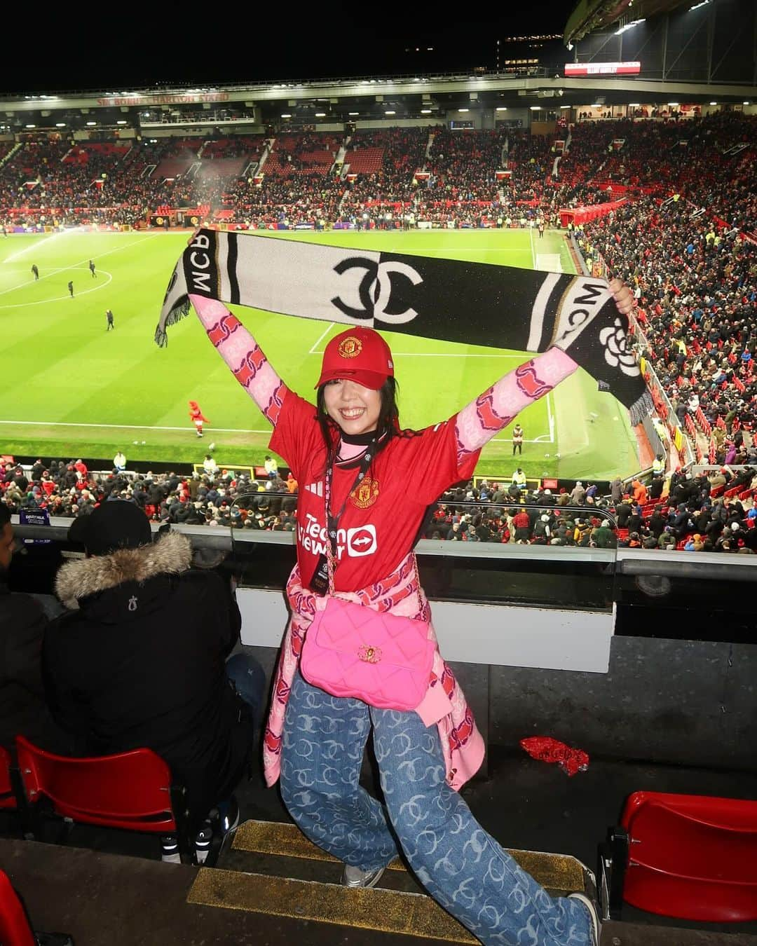 スージー・ロウのインスタグラム：「Quite possibly the best fash press trip activity I’ve done in a long time… what a way to return to Manchester as I legged it up the train and went straight to the footie Ok, it was at Old Trafford but watching two mid table teams battle it out when you’re a Gooner is pretty sweet 🤣  Manchester does @chanelofficial and we’re going hard #ChanelMetiersdArt」