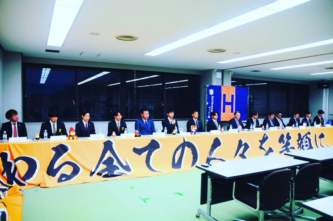 法政大学さんのインスタグラム写真 - (法政大学Instagram)「⚽サッカー部からJリーグへはばたく選手たち⚽ 法政大学体育会サッカー部から、8名のＪリーガーが誕生！ 2023シーズンJリーグクラブ内定者記者会見を12/5に実施しました。  井上監督の挨拶、選手紹介、内定選手から来シーズンへの決意表明、内定先クラブ代表者から激励をいただき、最後に写真撮影を行い会見は終了しました。 Jリーグでの活躍を、みんなで応援していきましょう！  《内定選手》※加入内定順 ・今野息吹 （ #ガンバ大阪 加入内定） ・モヨマルコム強志（ V・ファーレン長崎 加入内定） ・髙橋馨希（ #カターレ富山 加入内定） ・渡邉綾平 ( #サガン鳥栖 加入内定)  ・久保征一郎（ #水戸ホーリーホック 加入内定） ・細谷航平（ #サンフレッチェ広島 加入内定） ・吉尾虹樹（ #ファジアーノ岡山 加入内定） ・中川真（ #福島ユナイテッドFC 加入内定）  記者会見の模様はサッカー部YouTubeチャンネルに公開中！ https://www.youtube.com/live/FU550GUXrvo?si=Dzcz-vu0qNNcPaqW  #法政大学 #法政 #大学 #春から法政 #春から大学生 #受験生 #多摩 #キャンパスライフ #大学生活 #サッカー #Jリーグ #HOSEI #hoseiuniversity #hosei #university #student #campuslife」12月7日 17時16分 - hosei_university