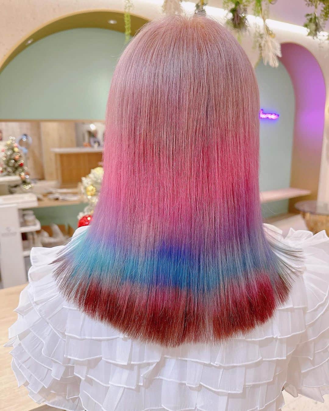 Etsuna otsukAさんのインスタグラム写真 - (Etsuna otsukAInstagram)「New haircolor is Rainbow💇‍♀️💈虹🌈になりました🌈 @kazuco_  いつもキレイなカラフルにしてくれてありがとございます😍❤️kazucoちゃんの手作り付け編みヘアもオーダーしました！ピンクとラベンダーのmix🥰かわいすぎ！   变成彩虹🌈了！喜欢彩色头发的话推荐试试 @kazuco_  哦！她各种彩色的mix审美真的很绝👍  @picture_0701  #湘南 #ヘアカラー」12月7日 17時17分 - etsunaotsuka