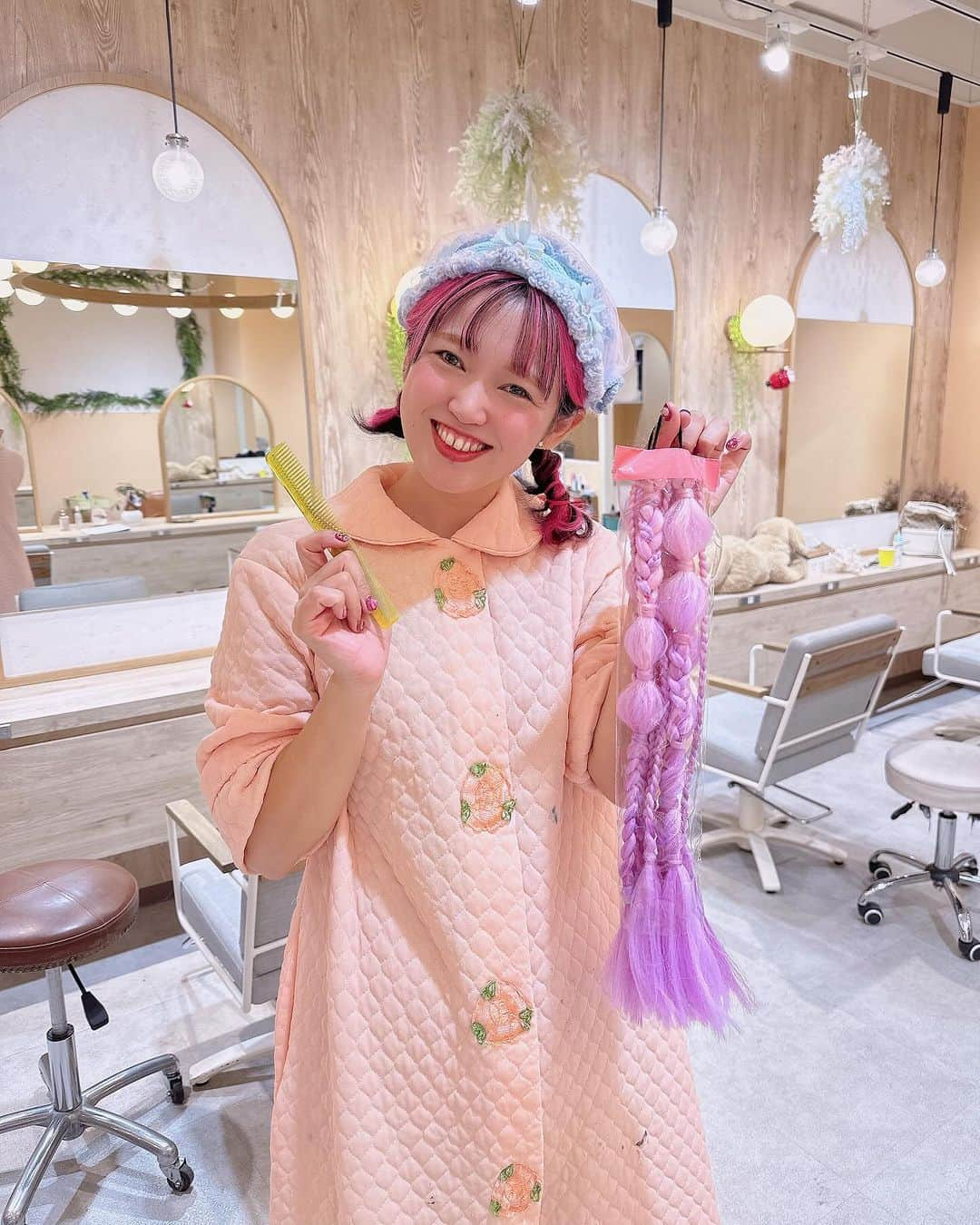 Etsuna otsukAさんのインスタグラム写真 - (Etsuna otsukAInstagram)「New haircolor is Rainbow💇‍♀️💈虹🌈になりました🌈 @kazuco_  いつもキレイなカラフルにしてくれてありがとございます😍❤️kazucoちゃんの手作り付け編みヘアもオーダーしました！ピンクとラベンダーのmix🥰かわいすぎ！   变成彩虹🌈了！喜欢彩色头发的话推荐试试 @kazuco_  哦！她各种彩色的mix审美真的很绝👍  @picture_0701  #湘南 #ヘアカラー」12月7日 17時17分 - etsunaotsuka