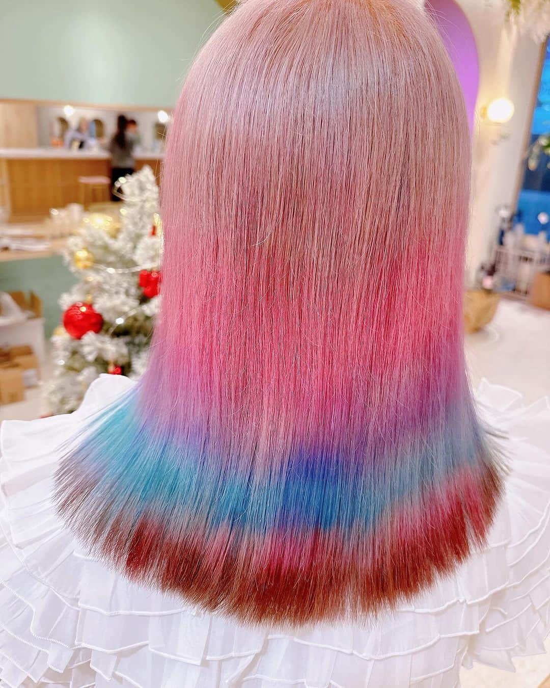 Etsuna otsukAのインスタグラム：「New haircolor is Rainbow💇‍♀️💈虹🌈になりました🌈 @kazuco_  いつもキレイなカラフルにしてくれてありがとございます😍❤️kazucoちゃんの手作り付け編みヘアもオーダーしました！ピンクとラベンダーのmix🥰かわいすぎ！   变成彩虹🌈了！喜欢彩色头发的话推荐试试 @kazuco_  哦！她各种彩色的mix审美真的很绝👍  @picture_0701  #湘南 #ヘアカラー」