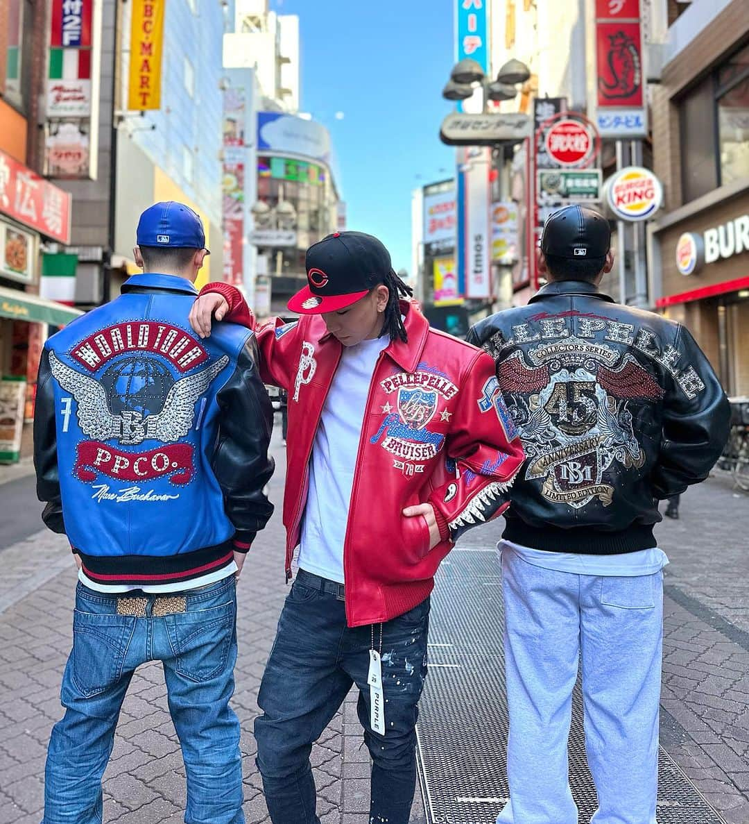 GROW AROUNDさんのインスタグラム写真 - (GROW AROUNDInstagram)「PELLE PELLE  数年の時を得てPelle Pelleが復活。  Marmotと並びNYの冬を代表するアウターであるPelle Pelle。ストリートではPelle pelleを着るのがステータスとなっています。  アーティストの着用も多く、Dave East, Jim Jones, A$ap Rocky, A$ap Ferg, Sheck wes, French Montana, Chief Keef, 50 Centなど上げたらキリのないくらい沢山のアーティストが着用しています🤝  一張羅と呼ぶにふさわしい、着こむほどに味が出るクラシックスタイルなレザージャケット。スタッズや、パッチを中心に装飾されています。  WEB UPも完了しております✅」12月7日 17時23分 - growaround