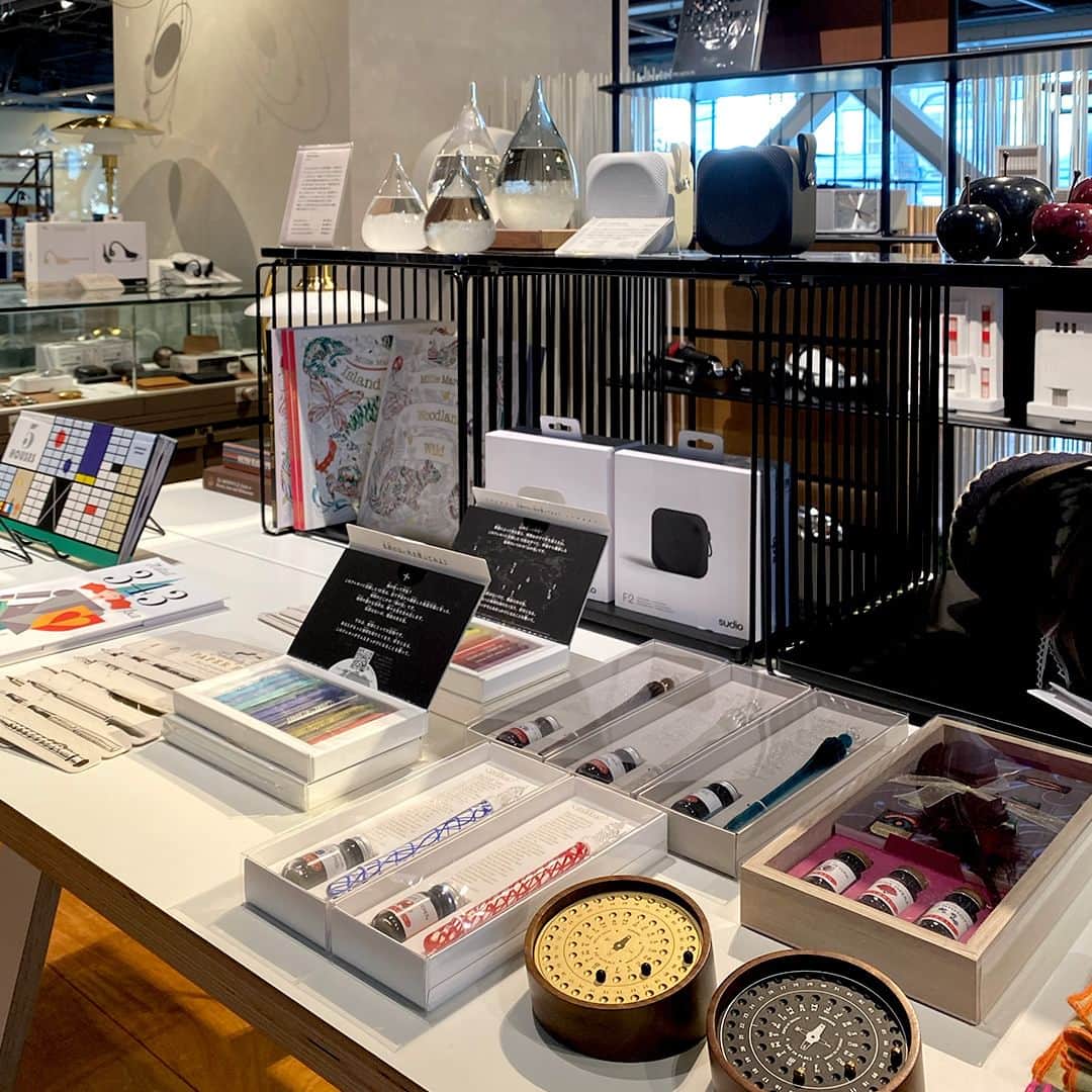 LIVING MOTIFさんのインスタグラム写真 - (LIVING MOTIFInstagram)「. クリスマスのギフトはお決まりですか？店内の各コーナーでは、おすすめのギフトアイテムを紹介しています。  12月25日（月）までにお渡しのギフトは、クリスマスシーズン限定のスペシャルラッピングでお包みします。  ぜひギフト選びにお立ち寄りください。  www.livingmotif.com #livingmotif #リビングモティーフ #store #roppongi #tokyo #interior #クリスマス #Xmas #christmas #クリスマスギフト」12月7日 17時24分 - livingmotif