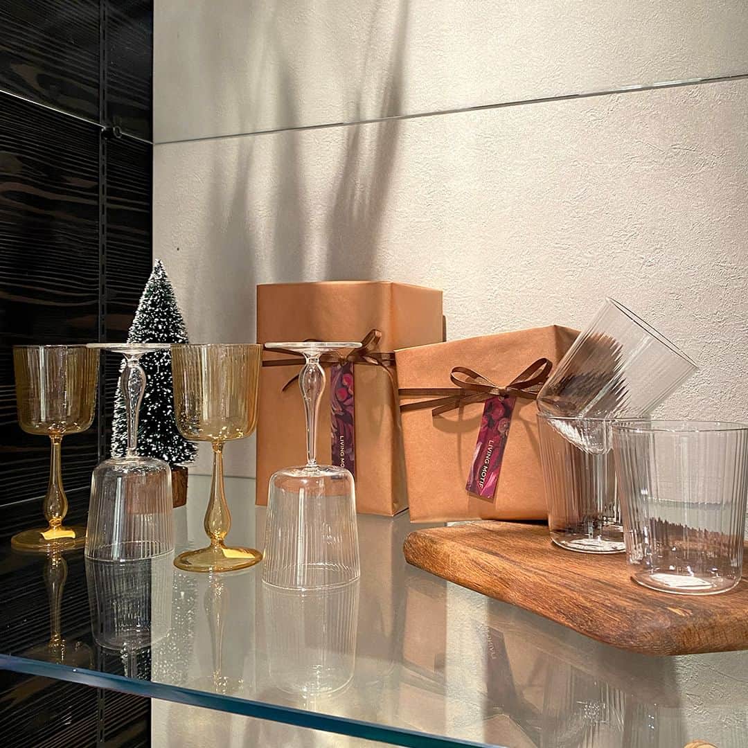 LIVING MOTIFさんのインスタグラム写真 - (LIVING MOTIFInstagram)「. クリスマスのギフトはお決まりですか？店内の各コーナーでは、おすすめのギフトアイテムを紹介しています。  12月25日（月）までにお渡しのギフトは、クリスマスシーズン限定のスペシャルラッピングでお包みします。  ぜひギフト選びにお立ち寄りください。  www.livingmotif.com #livingmotif #リビングモティーフ #store #roppongi #tokyo #interior #クリスマス #Xmas #christmas #クリスマスギフト」12月7日 17時24分 - livingmotif