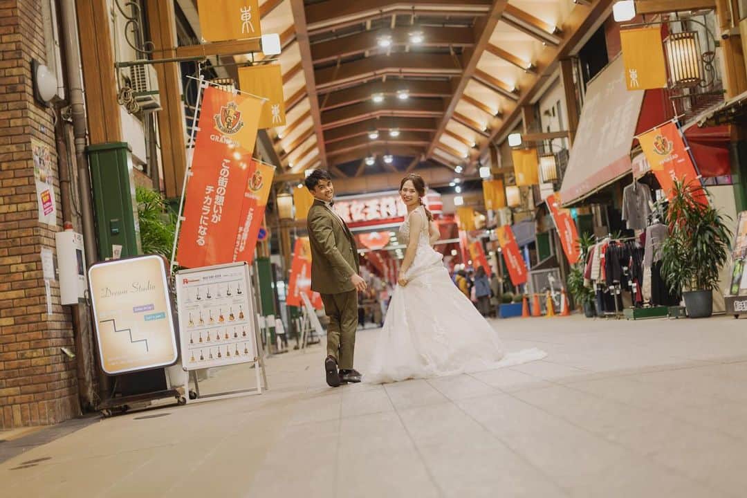 スタジオエイト 名古屋さんのインスタグラム写真 - (スタジオエイト 名古屋Instagram)「【大須商店街】 昼間と夜で写真の雰囲気が違います🏮  街ロケは普段のリラックスした雰囲気で撮れるのでおすすめです☺️🧡 ㅤㅤㅤㅤㅤㅤㅤ @studio8_nagoya.sakae   …………………………………………………………………… Photo: @kei.deco.ph   make: @miharu.deco.hm  ……………………………………………………………………  photographer @t.oguri.deco.ph @s.mochizuki.deco.ph @n.kaoru.deco.ph @a.fujiwara.deco.ph @yagasaki.deco.ph ︎●sato kenta → HPgallery @m_kimura.deco.ph  ●kondo reina → HP gallery ●makino marimo → HP gallery ●matsuhibi shusuke → HP gallery  hair&makeup @mitani.deco.hm @nanami.deco.hm @miharu.deco.hm @koide.deco.hm @nishimura.deco.hm @matsuyama.deco.hm @yukioka.deco.hm  @k_kanamori.deco.hm  ●sato ayumi → HP gallery ●ishikawa haruka → HP gallery  私たちと一緒に働きませんか？ フォトグラファー、ヘアメイク、 フォトプランナーを募集中です★ @decollte_recruit  #デコルテフォト#撮る結婚式 #weddingphoto #weddinghair  #hairarrange #marry花嫁 #ヘアメイク #ウェディングフォト #ロケーションフォト #前撮り  #ドレスレポ #シニヨン  #ウェディングドレス #大須商店街　 #ヘアアレンジ #和装シニヨン  #スタジオエイト #2023夏婚 #2023秋婚  #ウェディングヘア #前撮りレポ #結婚式  #ドレス #前撮りヘア #プレ花嫁 #ヘアメイク #花嫁ヘア #洋装ヘアメイク #ルーズシニヨン」12月7日 17時37分 - studio8_nagoya.sakae