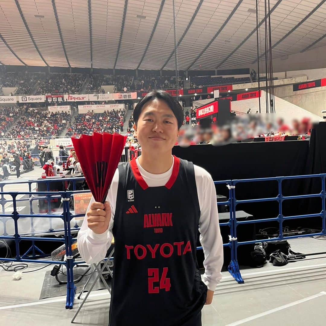 かみちぃのインスタグラム：「アルバルク東京さんの試合のゲストに呼んでいただきました！！  開場中シュートチャレンジをやらせて頂き、不発で終了しました。  次のためにシューティングしときます。  #アルバルク東京 #代々木第一体育館 #角刈り型抜き #や団中島 さん観に来てた #赤ちゃん禁止令」