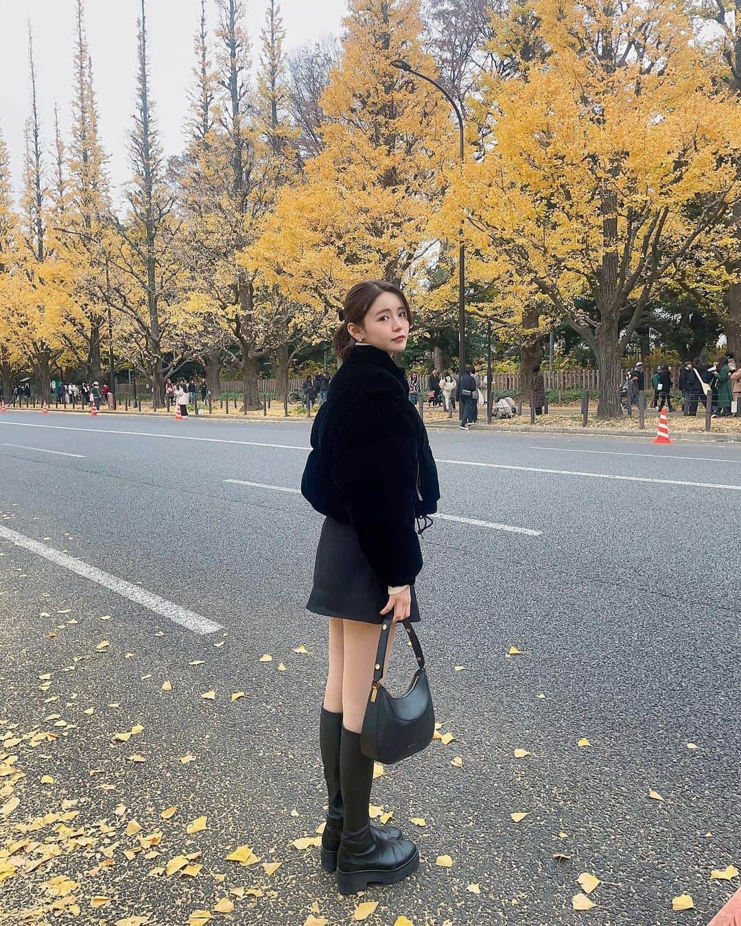 井口綾子のインスタグラム：「駆け込みで銀杏並木行ってきた🍂 もう街はイルミネーションが始まってるねえ🎄」