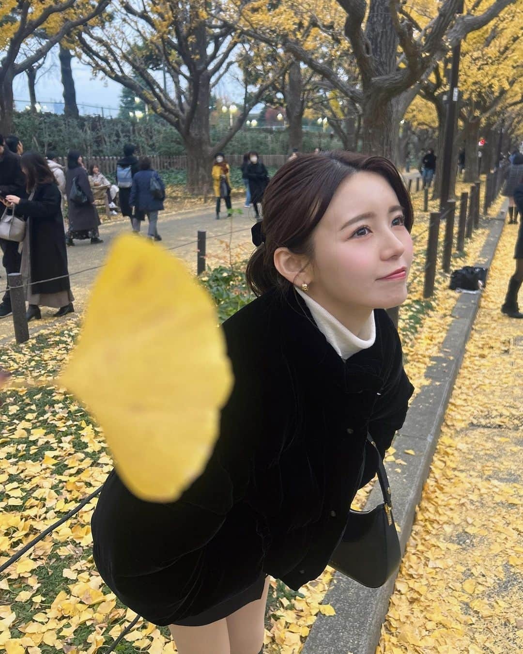 井口綾子さんのインスタグラム写真 - (井口綾子Instagram)「駆け込みで銀杏並木行ってきた🍂 もう街はイルミネーションが始まってるねえ🎄」12月7日 17時31分 - ayako_inokuchi