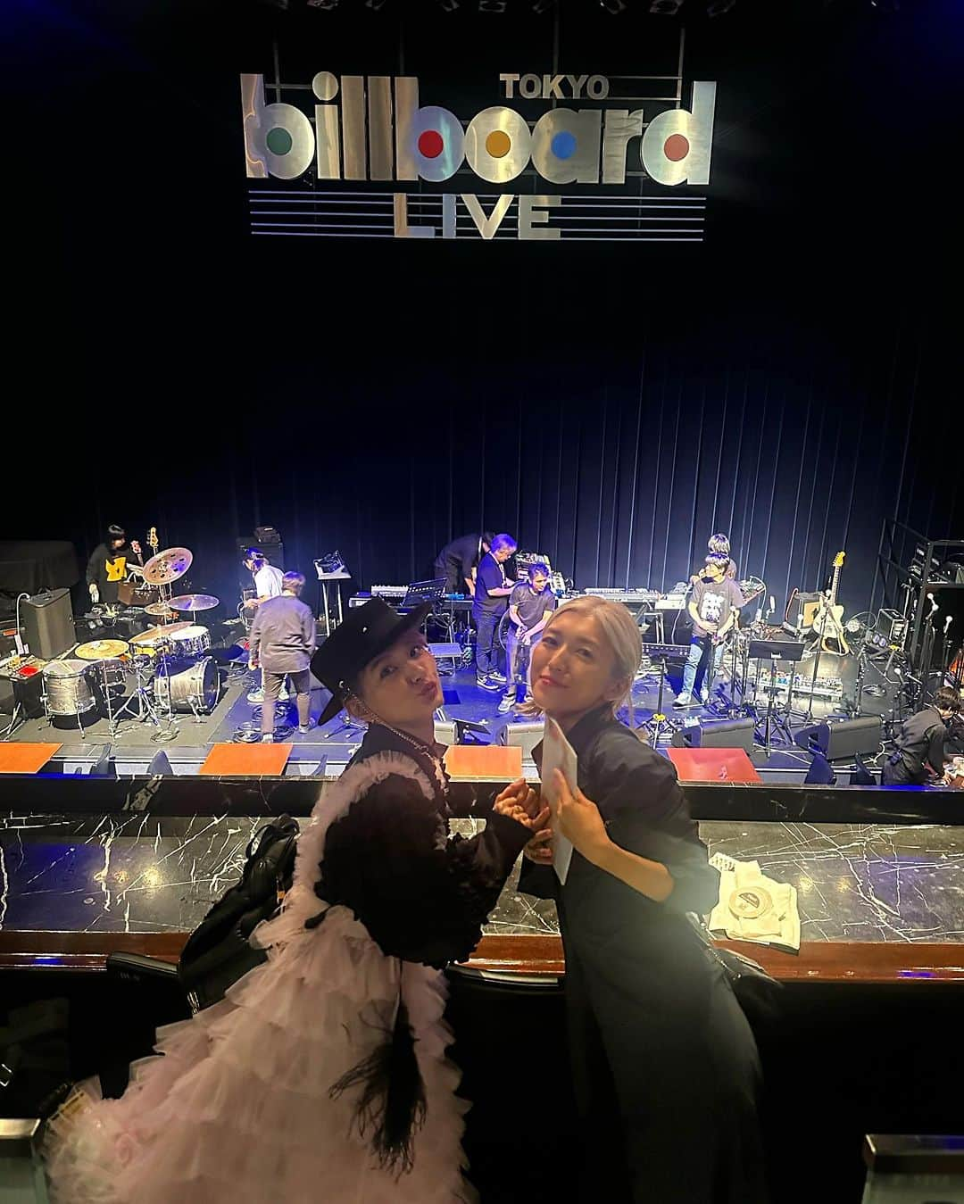 中川友里さんのインスタグラム写真 - (中川友里Instagram)「@billboard live @ua_japonesiansinger_official   with @sachippo_   DJさちぽのBD🎁に歌うシャーマン @ua_japonesiansinger_official 様のLIVEへ🎉✨  さちぽとのオーガナイズイベント @scentrip_ が今月  Dec 22th fri. 20:00-24:00 at @ortokyoofficial で開催が決まりました🎄  詳細は改めて🙋🩵クリスマス🎄と忘年会ということで みんな忘年会飲み会の後に遊びに来てな❤️🎅」12月7日 17時33分 - darayunya