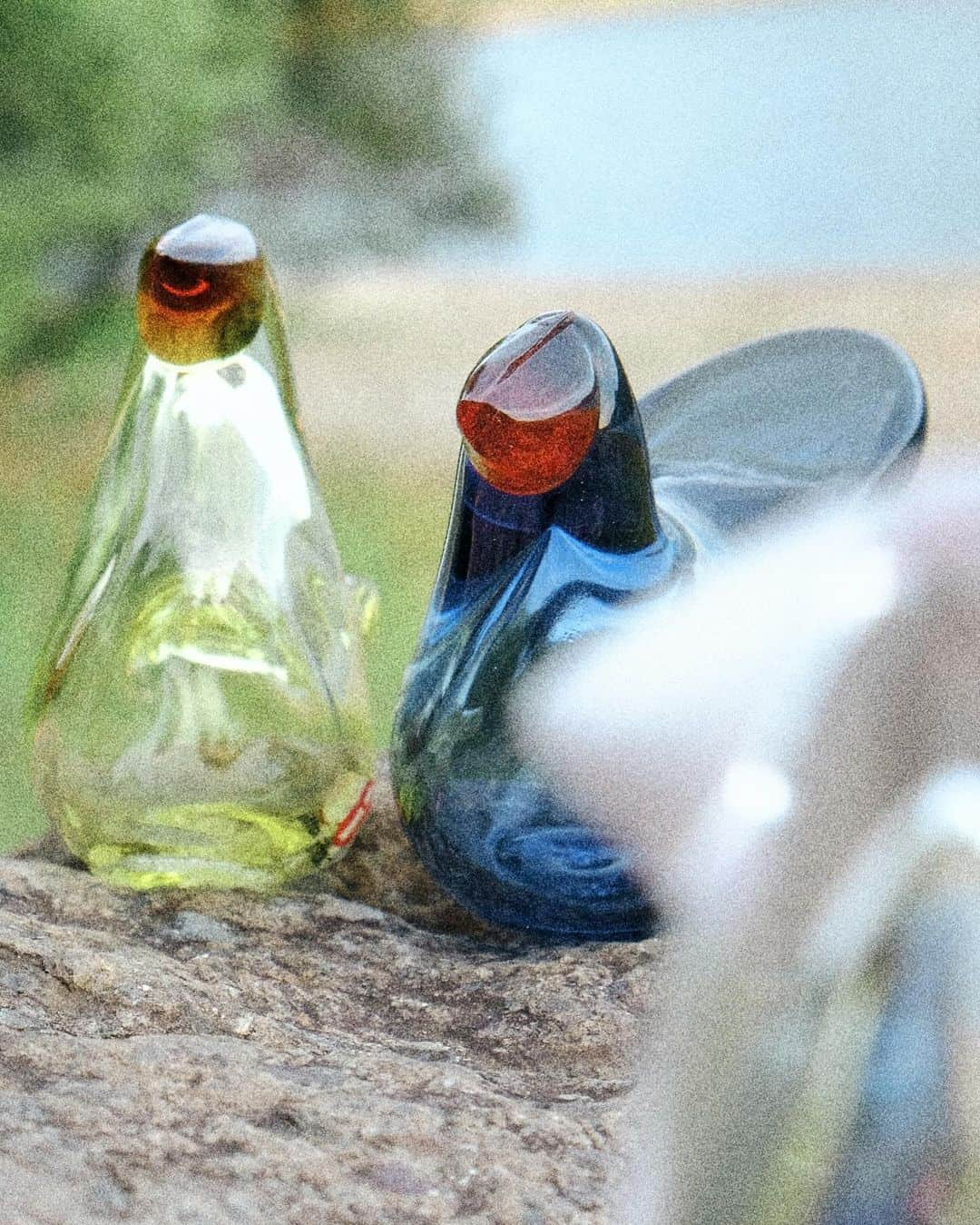 小関裕太さんのインスタグラム写真 - (小関裕太Instagram)「【IITTALA クリスマスピクニック】＊  ——————————————————  「大丈夫か！」 「なんとか！」 兄弟で手を取り合う  そんな中、陰が！ 「まずい！！おとう、おかあに見つかったか！」  と、現れたのは物書きの"トキじいさん"。 「おいおい、怪我はないかい？大丈夫かい？君たちもあれを見にきていたのかい？おいで。」 わからず付いていく兄弟たち  頂上に着き、見たのはハッとさせられるような景色。 トキは「私はね、考えすぎるからよくここにやってきて、この景色にため息を吸い取ってもらうんだよ。息を切らし登って見た景色は、夜のウィスキーよりも格別なのだよ」 おじさんの言ってることは難しかったけど、 兄弟たちは感動した。  ——————————————————  #バードバイトイッカ #シエッポ　 #トキ  @iittala @iittala_japan  #イッタラ #iittala #merrymode #pr」12月7日 18時00分 - kotobanoamarinaitokoro