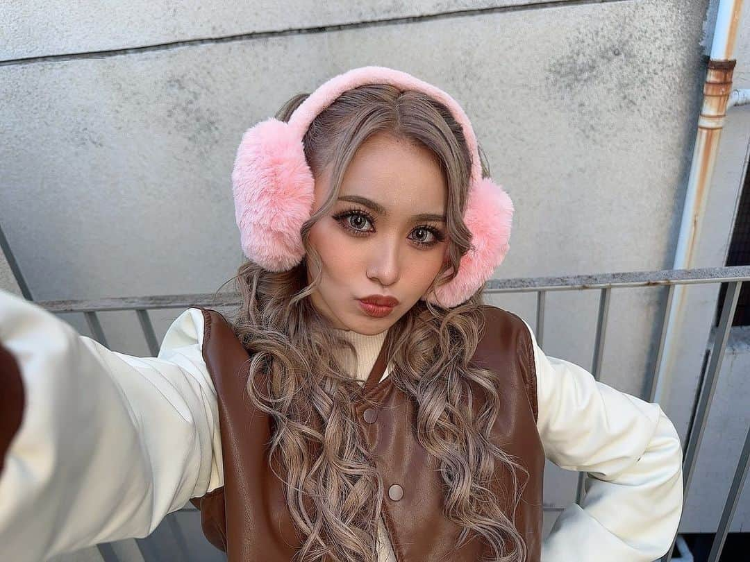 染谷リアナのインスタグラム：「久しぶりに自撮りした🤳🫶🏻 ピンクのイヤーマフかわいい💕  ニューヘアは今回も @maaya_wistell くんにやってもらったよ✨ 今回の色も爆かわ💖   #instagood  #instalike  #ootd  #l4l  #f4f  #like4likes  #follome」