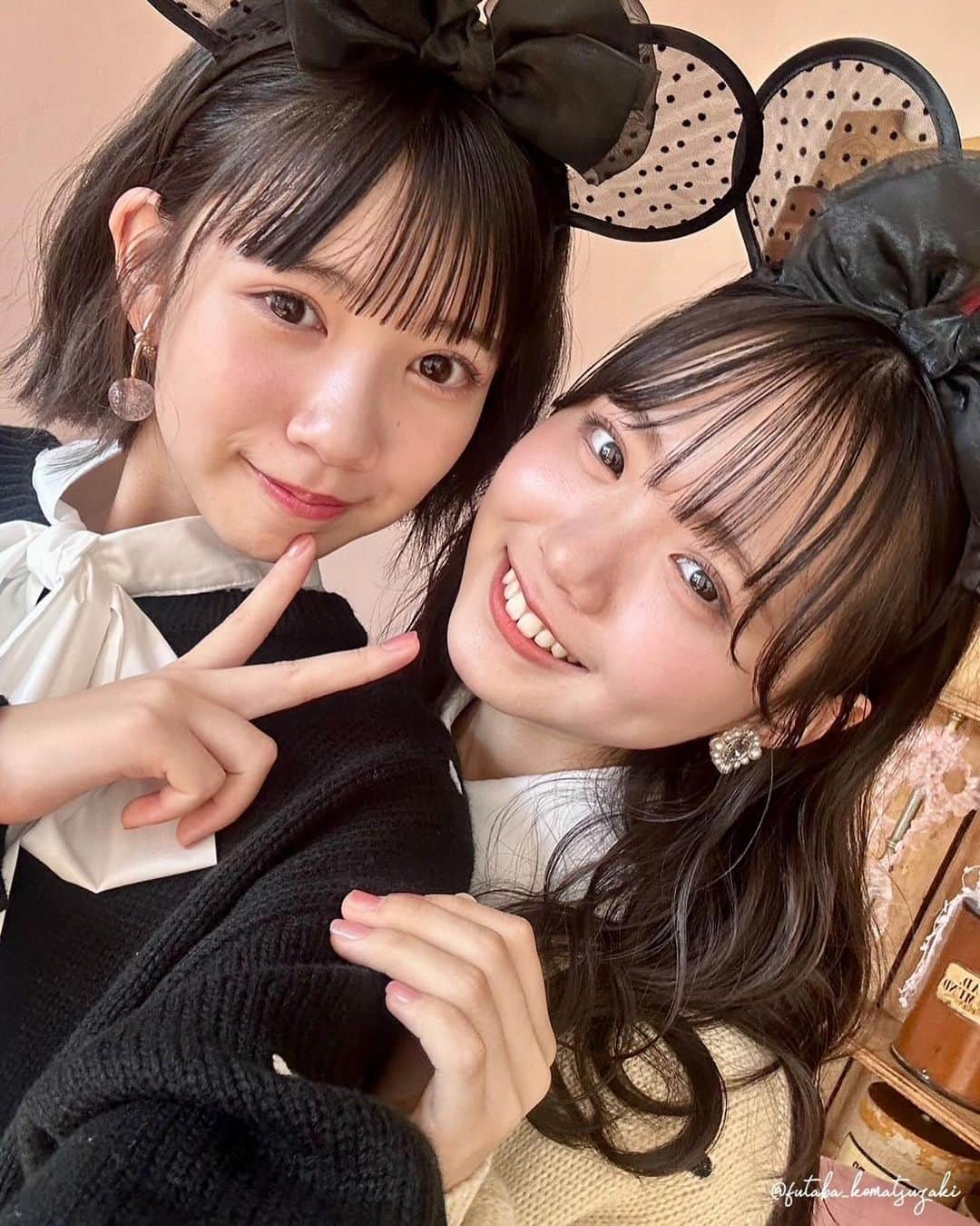 小松崎ふたばのインスタグラム：「🌱🎀  ニコラ1・2月合併号 shritaリンク計画中のオフショット📷♡ シャノンちゃんとシュリータのお洋服でリンクコーデを紹介してます🐰🌱 お友達とテーマパークへ行く時に参考にしてみてね〜🎀  #shrita#シュリータ#大人ガーリー#ガーリーコーデ#ニコラ1_2月合併号#ニコラ#nicola#ニコモ#伊藤沙音#小松崎ふたば#🌱🎀」