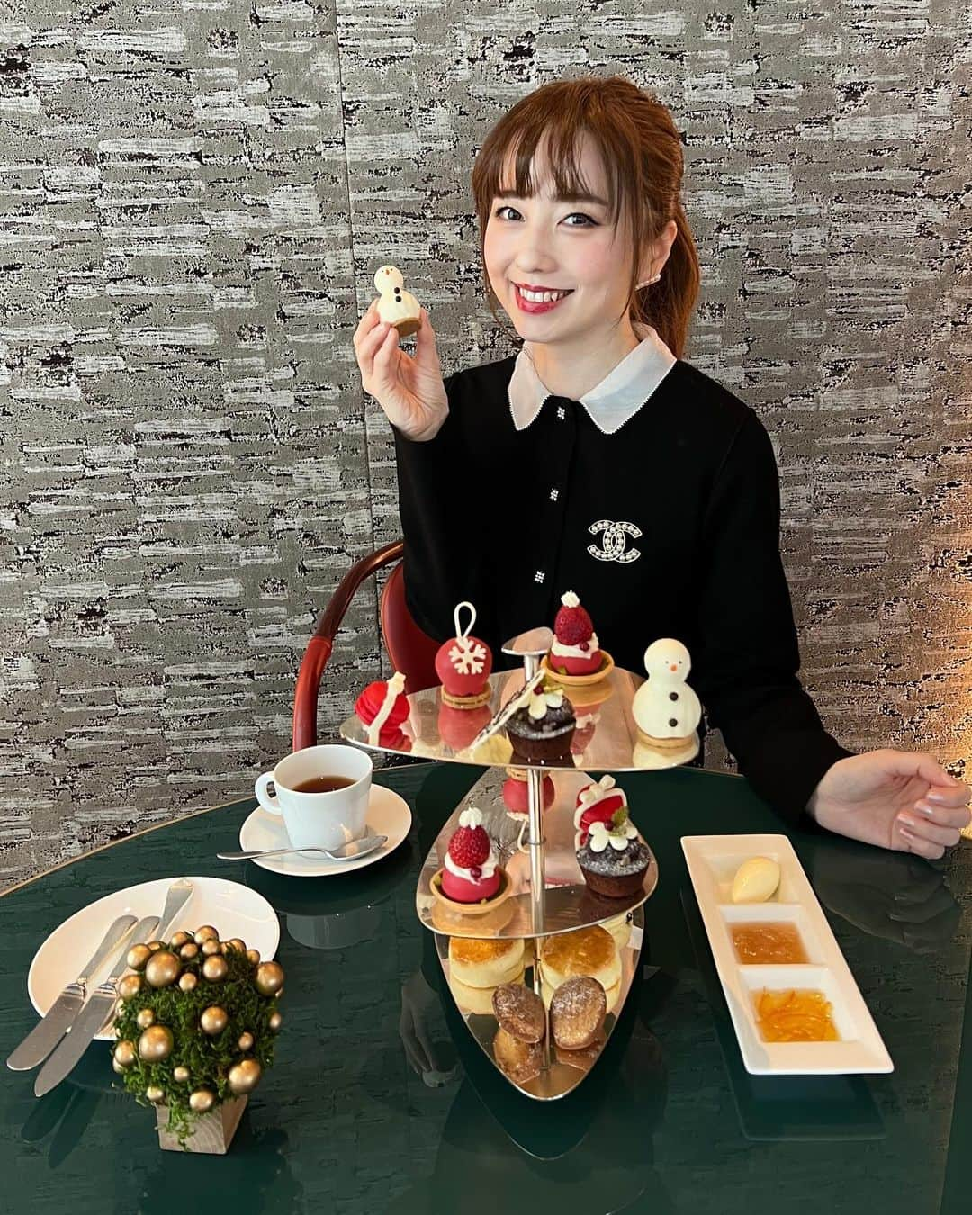 早川愛のインスタグラム：「❄️☃️❄️  Noel Noel Afternoon Tea☃️❄️ @maisonmarunouchi @fstokyo   クリスマススイーツ可愛すぎるる❤️❤️❤️ スノーマンもオーナメントボールもクオリティ高くて美味しかった☃️🎄 ちなみにサンタさんには今気づきました🎅笑  Mりんのお誕生日のお祝いもできてよかった🫶❤️ プレート見えてないけど..おめでとう🎂  ・  #ノエルアフタヌーンティー #クリスマスアフタヌーンティー #アフタヌーンティー #メゾン丸の内 #フォーシーズンズホテル丸の内」