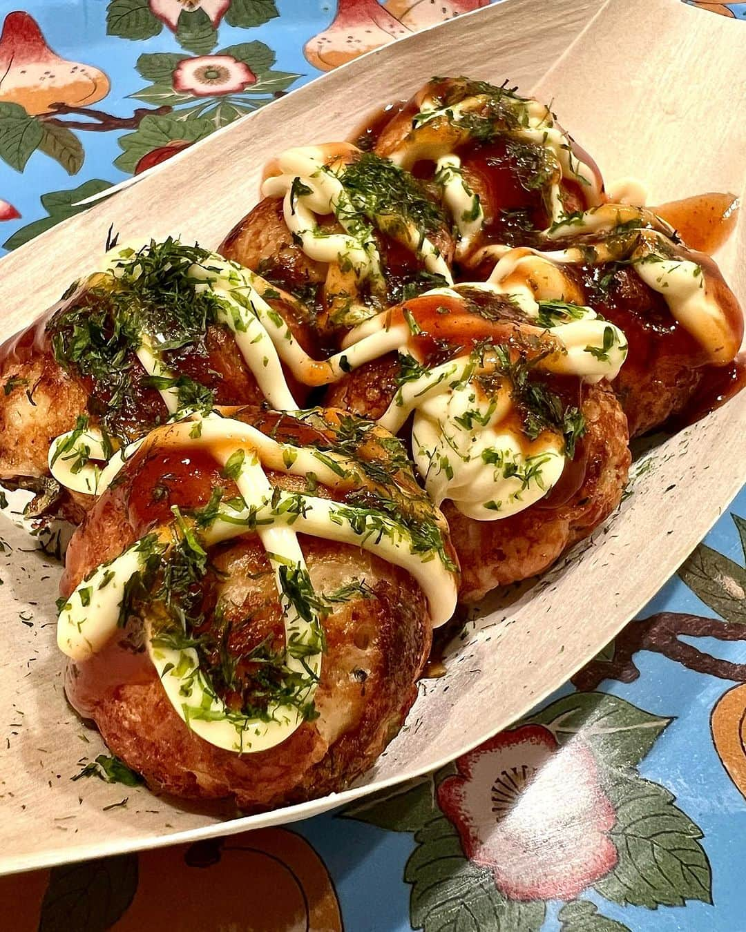 松原汐織さんのインスタグラム写真 - (松原汐織Instagram)「International potluck lunch at our place🍴 Takoyaki, Takikomigohan Onigiri(Rice ball with cooked scallops)and Satsumaage(Minced shrimp fries) 🇯🇵 Greek Salad and Tzatziki🇬🇷 Spanish Omelette and Croquettes🇪🇸 Brazilian deserts🇧🇷 These dishes were delicious. I had a blast with lovely friends. Thank you for coming. I’d love to have 2nd International lunch soon💕💕 ・ ・ 我が家で夫の同僚がそれぞれの国の料理を持ち寄って、持ち寄りランチ会🌏 お肉＆生魚NGのリクエストがあったので、夫がたこ焼き🐙私は海老の簡単さつま揚げ＆帆立の炊き込みご飯でおにぎりを作りました🍙(好き嫌いが出るかと思ったので薬味は入れず、THE茶色。笑) 好評で完食してもらえて、嬉しかったです！  グリークサラダ＆ザジキ、スパニッシュオムレツ&クロケット、ブラジリアンスイーツを作ってきてくれたのですが、どれも美味しくて♡ ギリシャ×スペイン×ブラジル×日本と4ヶ国の色々な話が聞けて、とても楽しい時間でした😍  今回残念だったのが、テーブルコーディネート。 ロンドン時代からカトラリーまで付いている物件に住んでいるので食器類は日本でお留守番。和食器や箸置き、お猪口があれば〜と思い出して、日本が恋しくなったのでした🥺🇯🇵  ー #baby #babygirl #9monthsold #mumofagirl #lovemyfam #netherlands #amsterdam  #potluck #potluckparty #lekker  #オランダ #オランダ生活 #アムステルダム #アムステルダム生活  #アムステルダム子育て #オランダ子育て #子連れアムステルダム #ホームパーティ  #ヨーロッパ #ヨーロッパ在住 #ヨーロッパ子育て #海外子育て #海外子育てママ #令和5年ベビー #女の子ママ  #shioriinnetherlands2023」12月7日 17時47分 - shiori_ma_