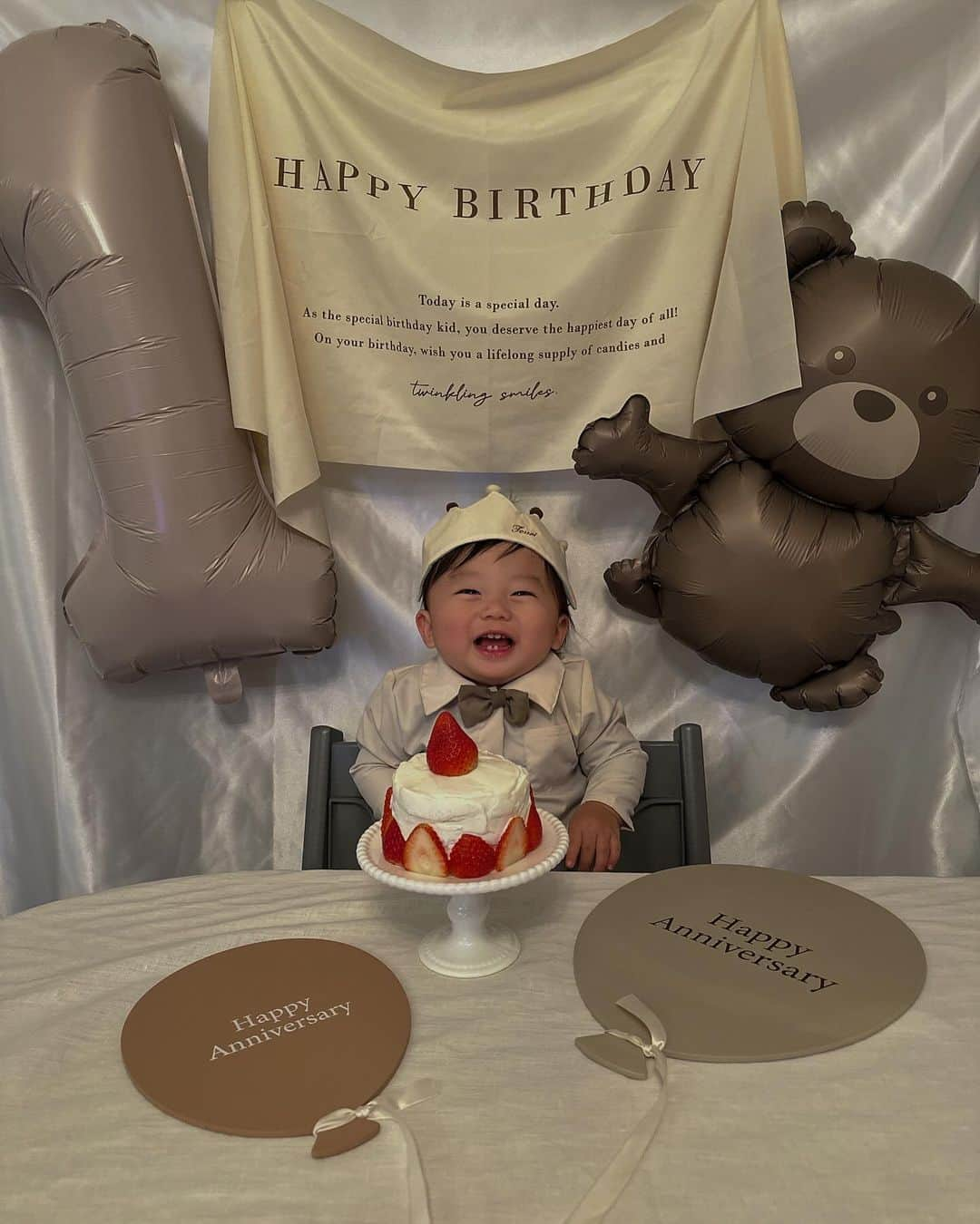 唯可（yuika）のインスタグラム：「12月6日社長の 1歳のお誕生日でした🎂  初めて話した言葉は 「いたいいたい」笑　  毎朝起きた時に私の顔を叩いたり 髪の毛引っ張って起こそうとするので 痛い痛いって言ってたから覚えたんだろうな🤣笑  子供の吸収力すごいわぁ👶  あんなにハイハイしなくて心配してたのが嘘かのように毎日高速ハイハイで本当に追いかけるのが大変😂 3歩くらいは歩けるようになって マイペースながらゆっくりと成長しております🥹♡  これからも引き続き見守ってくださいませ👶  王冠👑は　@lily__crown ♡♡  #1歳誕生日#1歳#スマッシュケーキ#はじめての誕生日  #2022年ベビー#男の子#男の子ママ」