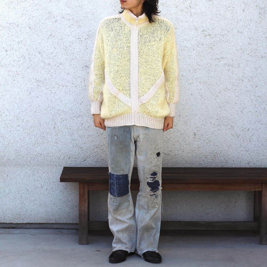 SANKAKUのインスタグラム：「.1980s mohair full zip knit × 1970s Sears boro flair denim pants  - - - - - これは痺れますね。なんですか！？このリペアセンスは。フェードの仕方もやばいですね。 モヘアでフルジップタイプもめっちゃ貴重です。大胆なパイピングもかっこいいですね。 #古着」