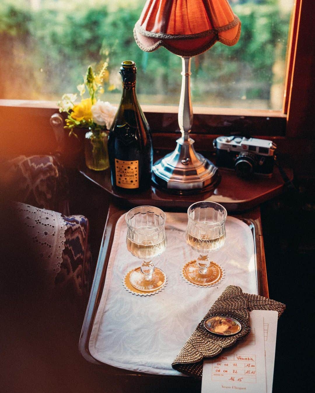 LVMHさんのインスタグラム写真 - (LVMHInstagram)「@veuveclicquot Solaire Journeys from East to West.    Discover Three breathtaking Veuve Clicquot experiences on board the iconic @belmond trains.    Each combining world class gastronomy, timeless cuvées, and unforgettable sunrises.   #LVMH #VeuveClicquot #Belmond」12月7日 17時48分 - lvmh
