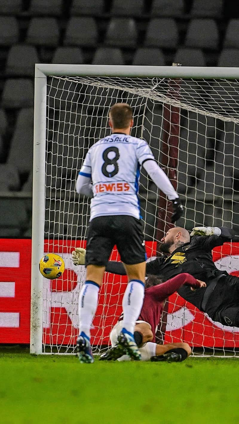 トリノFCのインスタグラム：「L’Atalanta non passa ❌  Clean sheet numero 6️⃣ per il nostro @vanja_32 👏  #SFT」